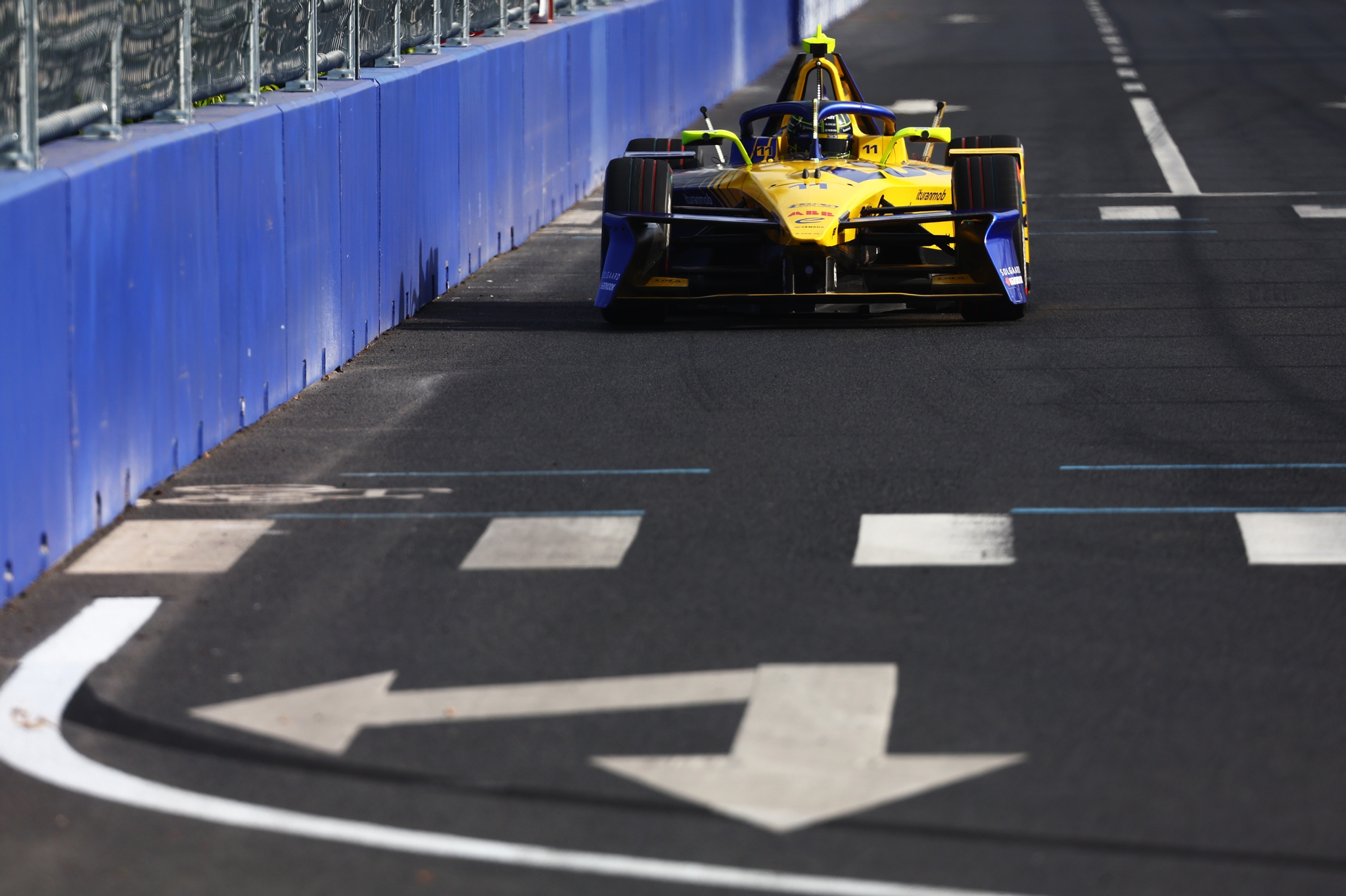 Lucas di Grassi de Brasil pilotando el (11) Lola Yamaha ABT Formula E Te