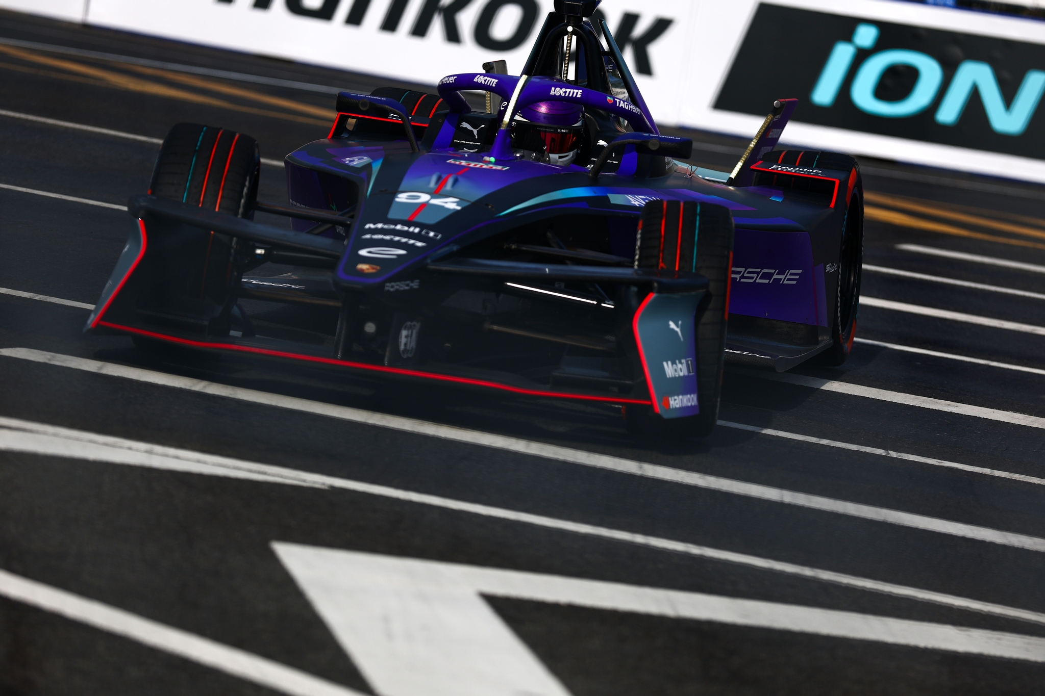 Pascal Wehrlein de Alemania pilotando el (94) Porsche Formula E Team Por