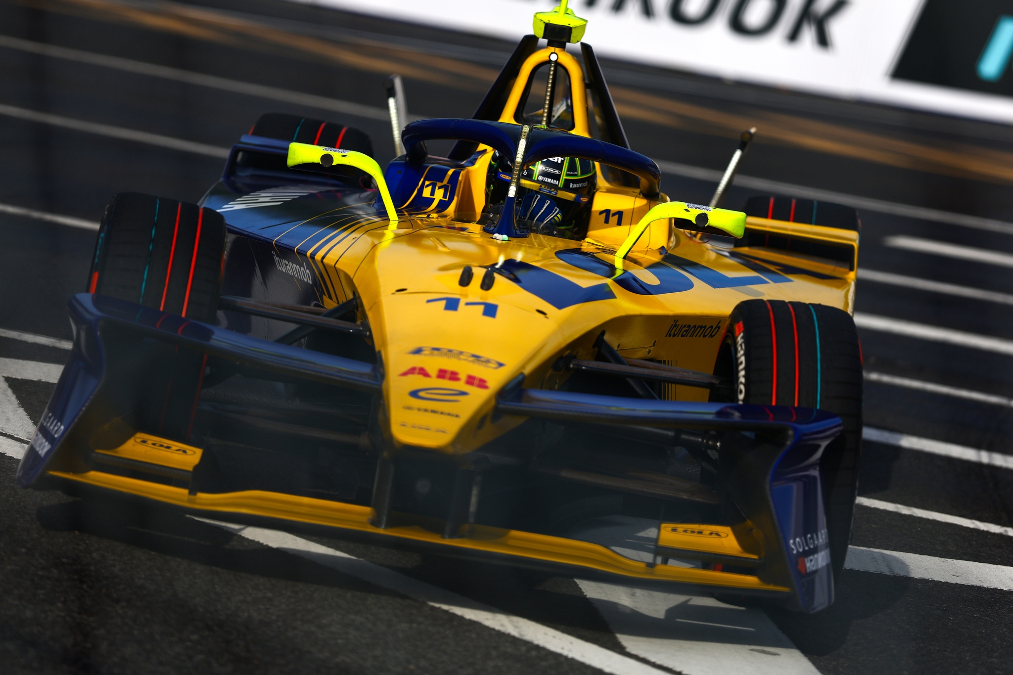 Lucas di Grassi de Brasil pilotando el (11) Lola Yamaha ABT Formula E Te