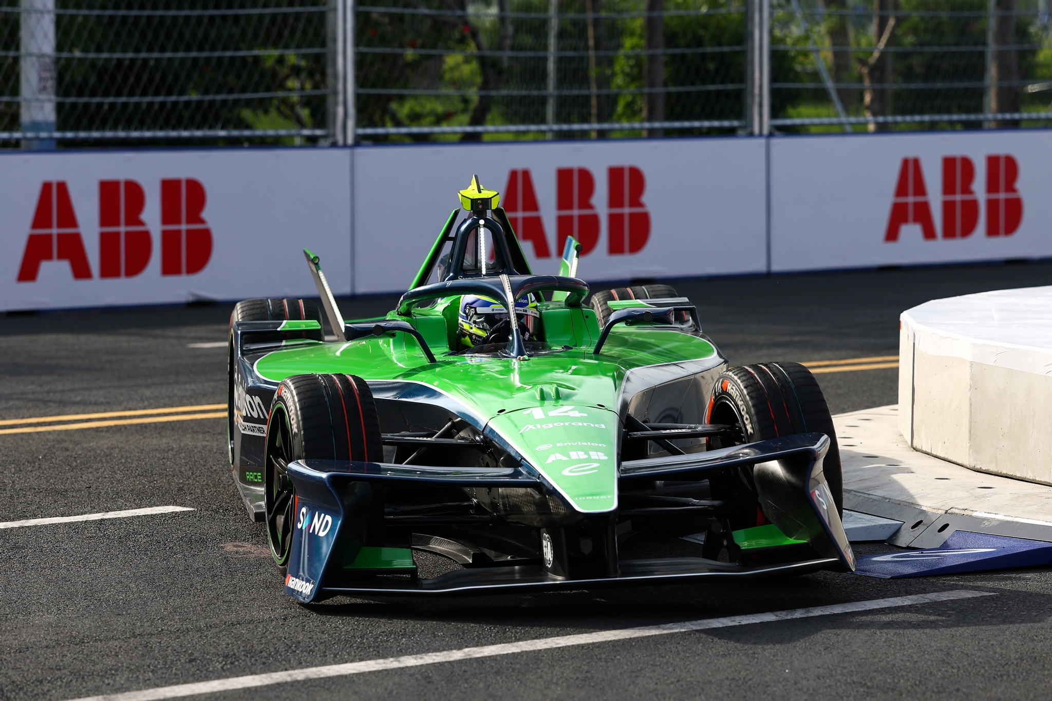 Joel Eriksson of Sweden pilotando el (14) Envision Racing Jaguar I-TYPE