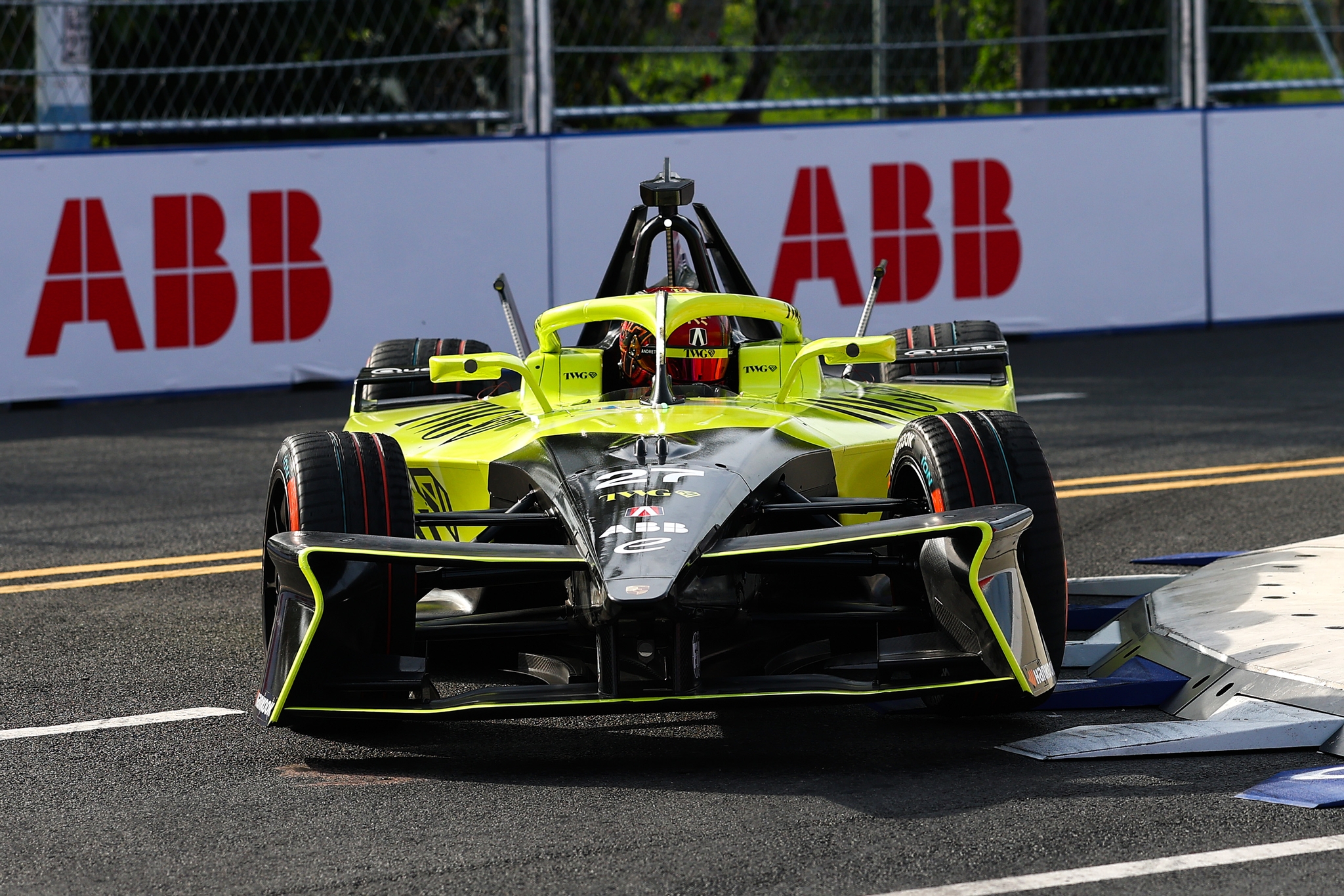 Jake Dennis de Gran Bretaña pilotando el (27) Andretti Formula E Porsche