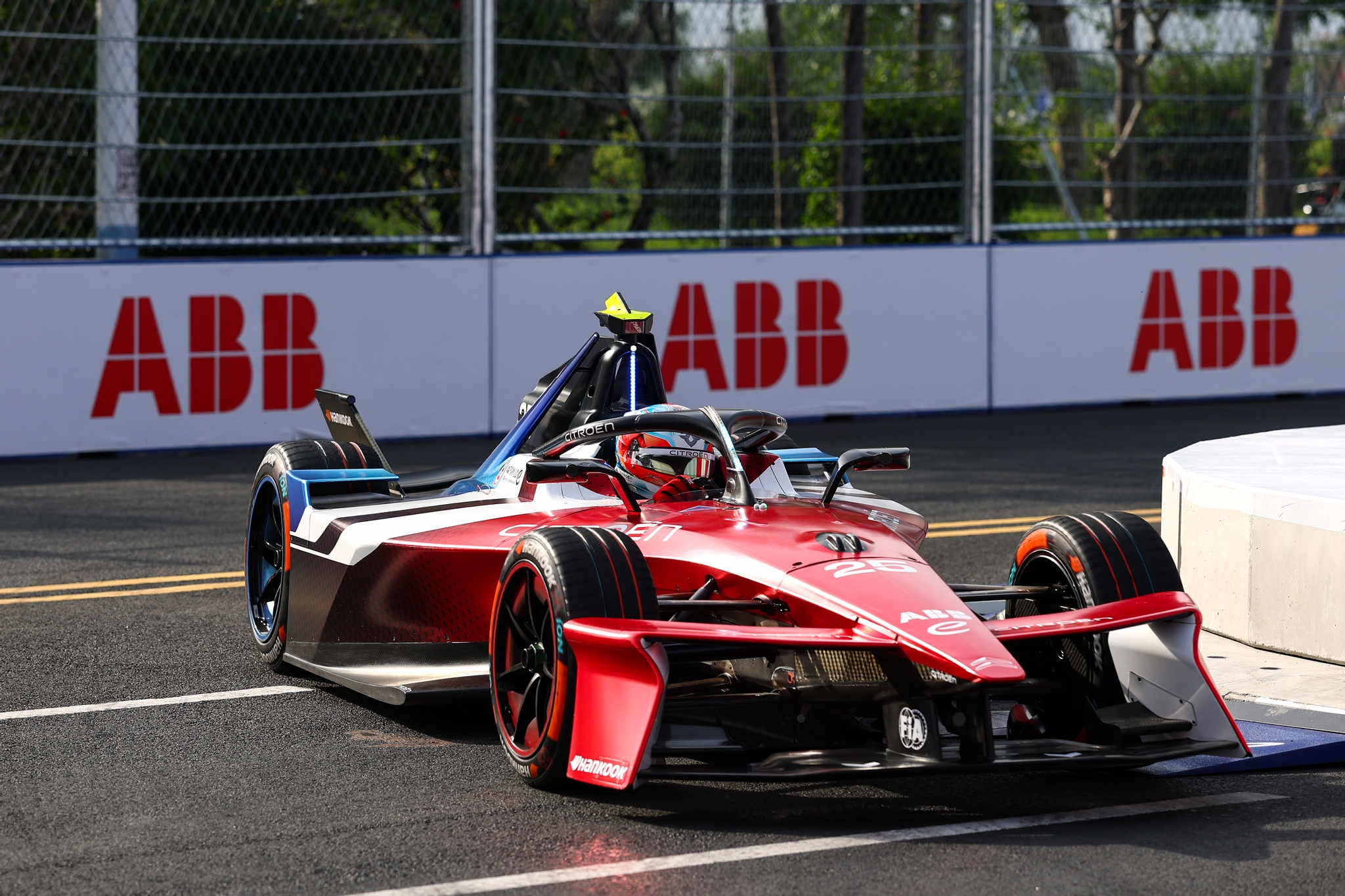 Jean-Eric Vergne de Francia pilotando el (25) Citroen Racing e-CX en pis