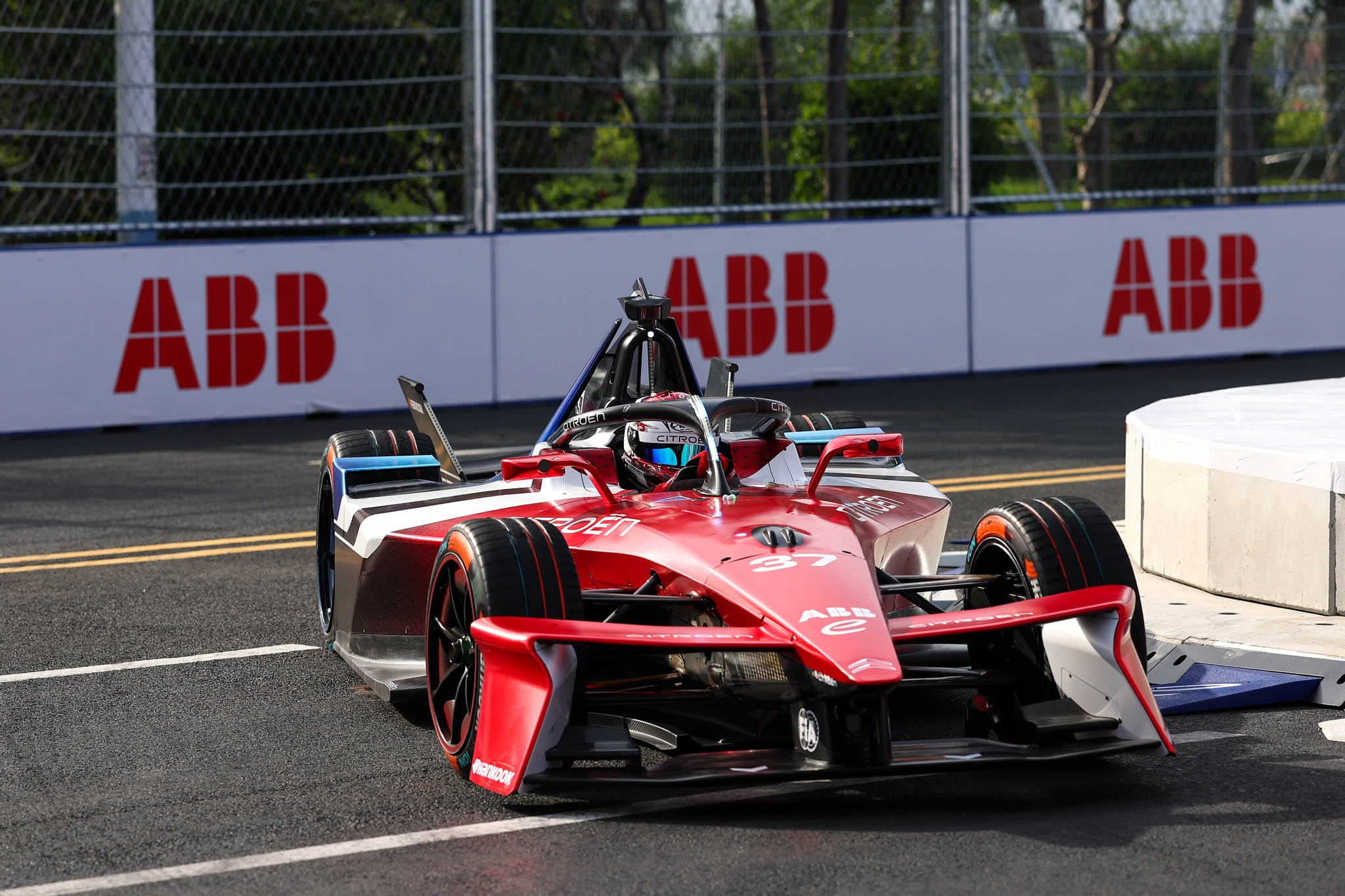 Nick Cassidy de Nueva Zelanda pilotando el (37) Citroen Racing e-CX en p
