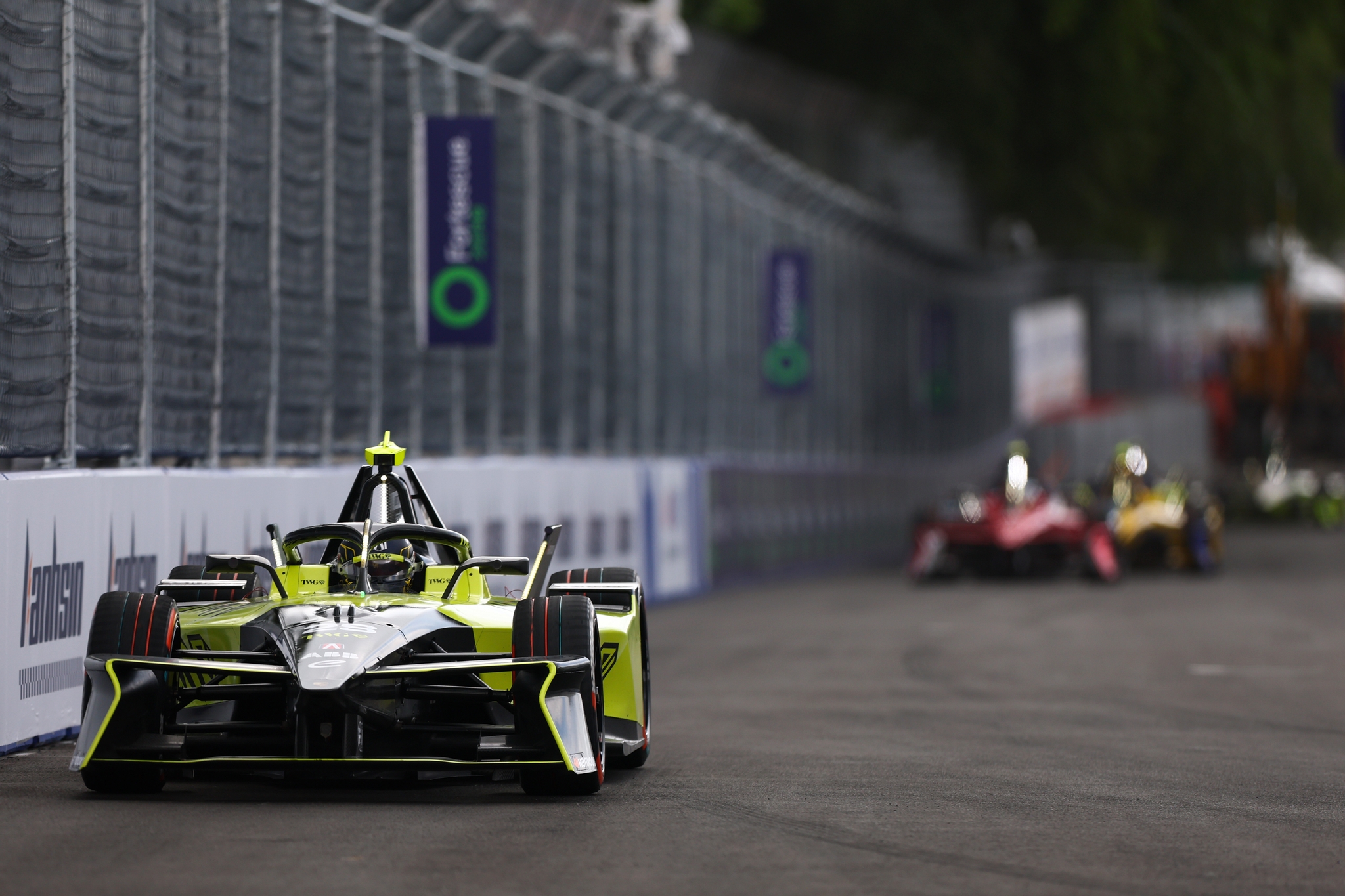 Felipe Drugovich de Brasil pilotando el (28) Andretti Formula E Porsche