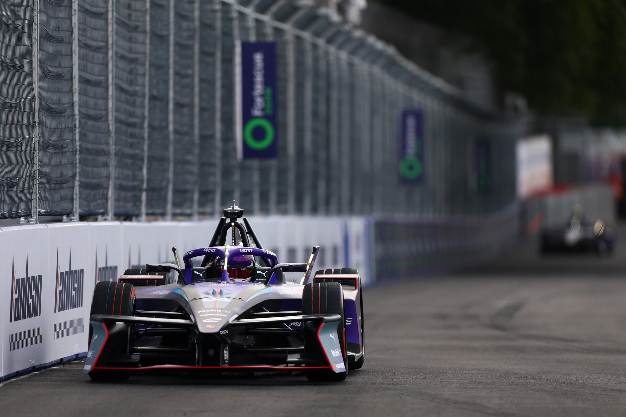 Pascal Wehrlein de Alemania pilotando el (94) Porsche Formula E Team Por