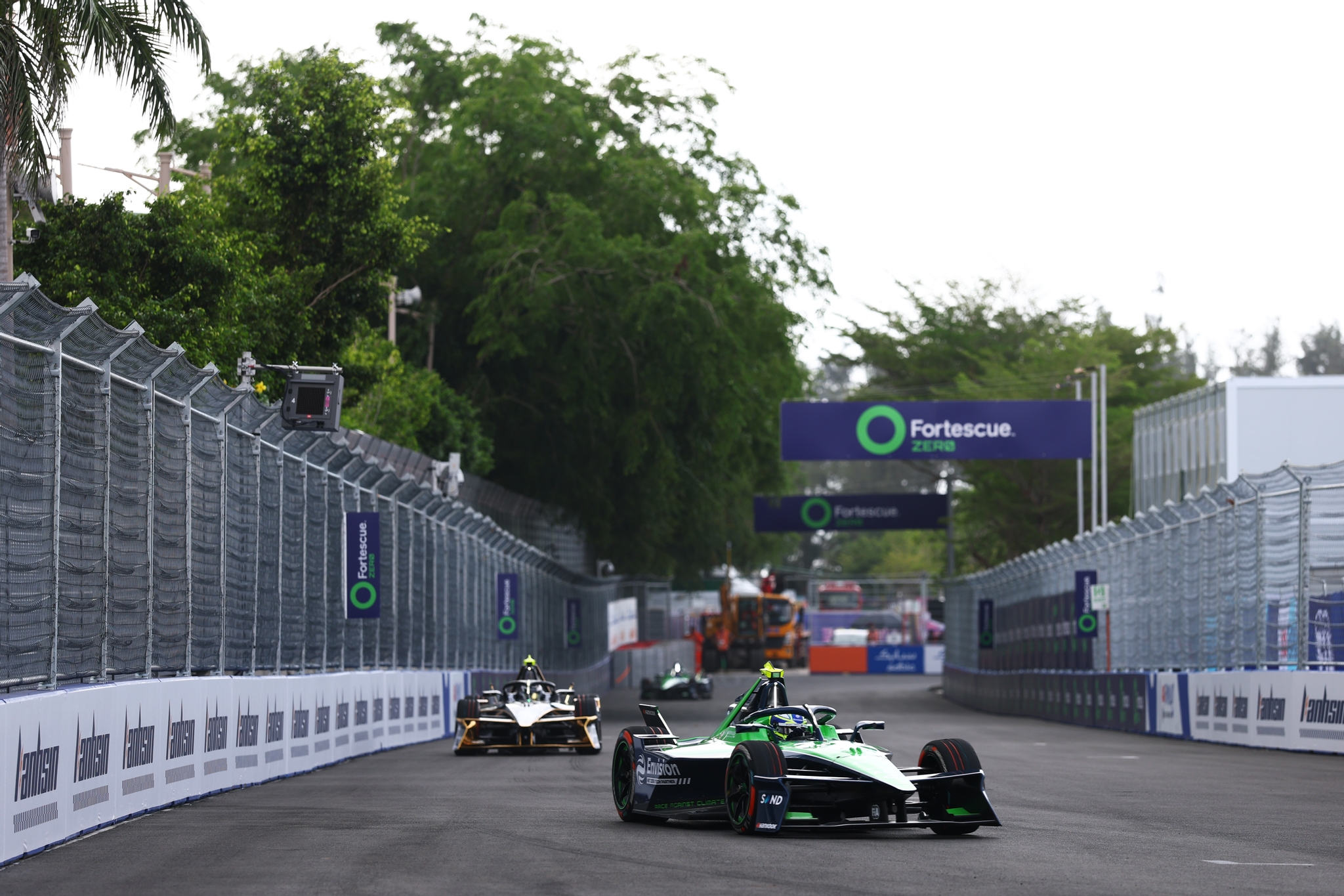 Joel Eriksson of Sweden pilotando el (14) Envision Racing Jaguar I-TYPE