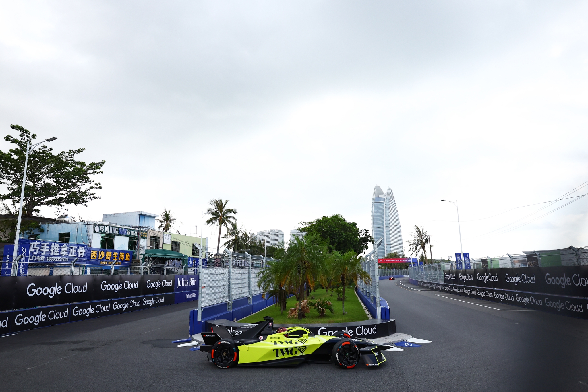 Jake Dennis de Gran Bretaña pilotando el (27) Andretti Formula E Porsche