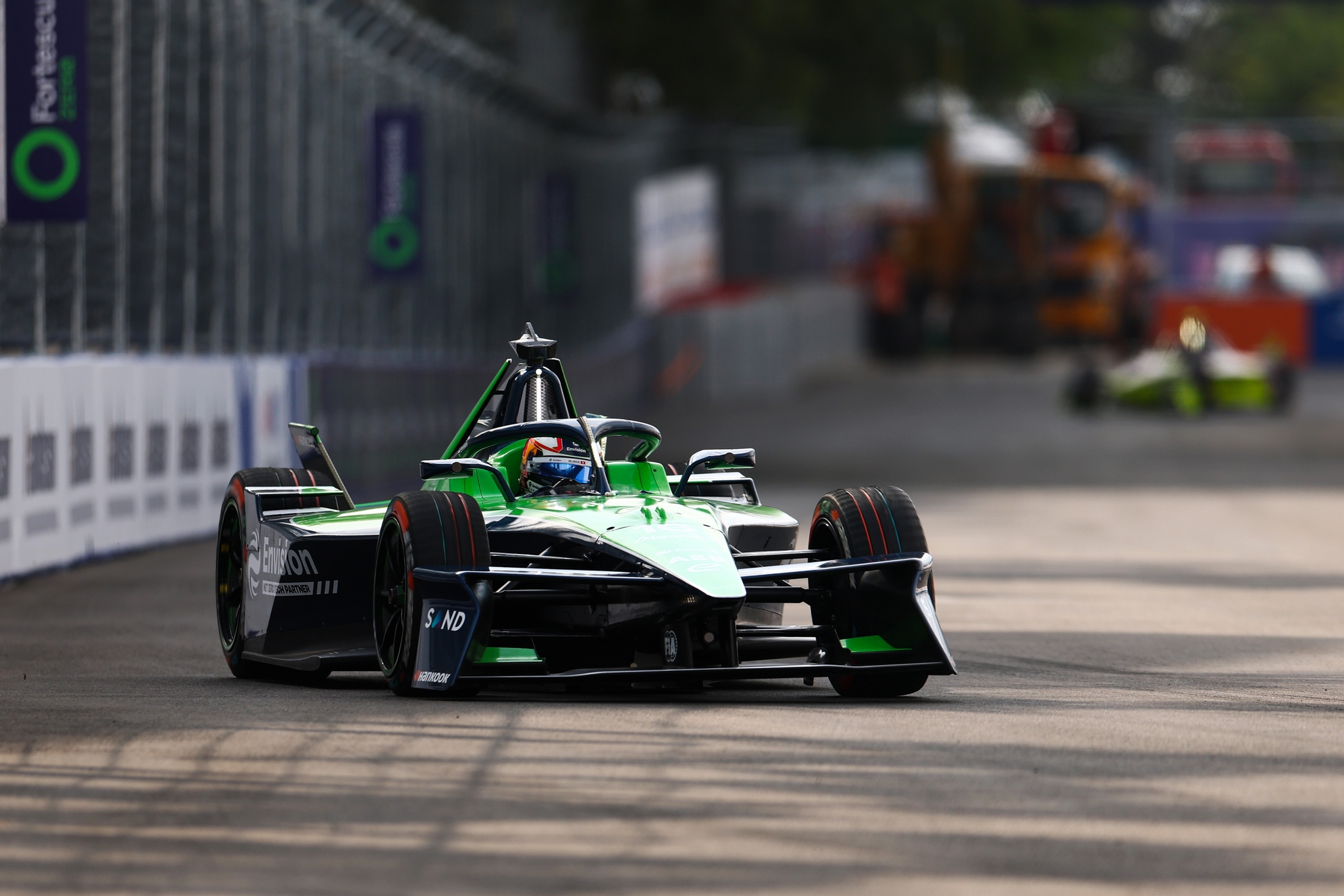 Sebastien Buemi de Suiza pilotando el (16) Envision Racing Jaguar I-TYPE