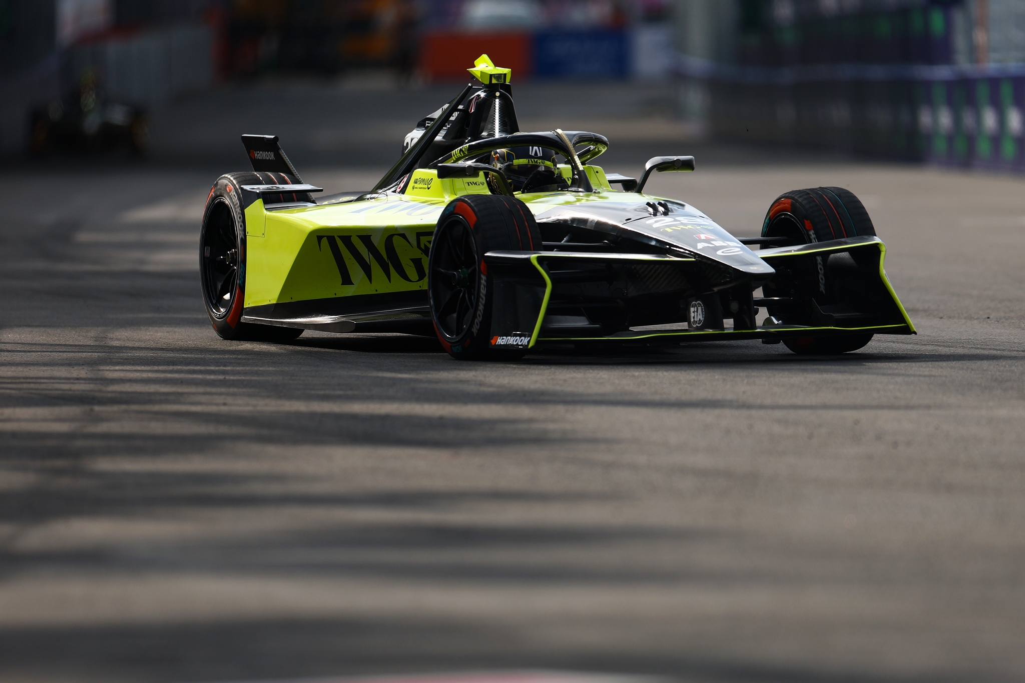 Felipe Drugovich de Brasil pilotando el (28) Andretti Formula E Porsche