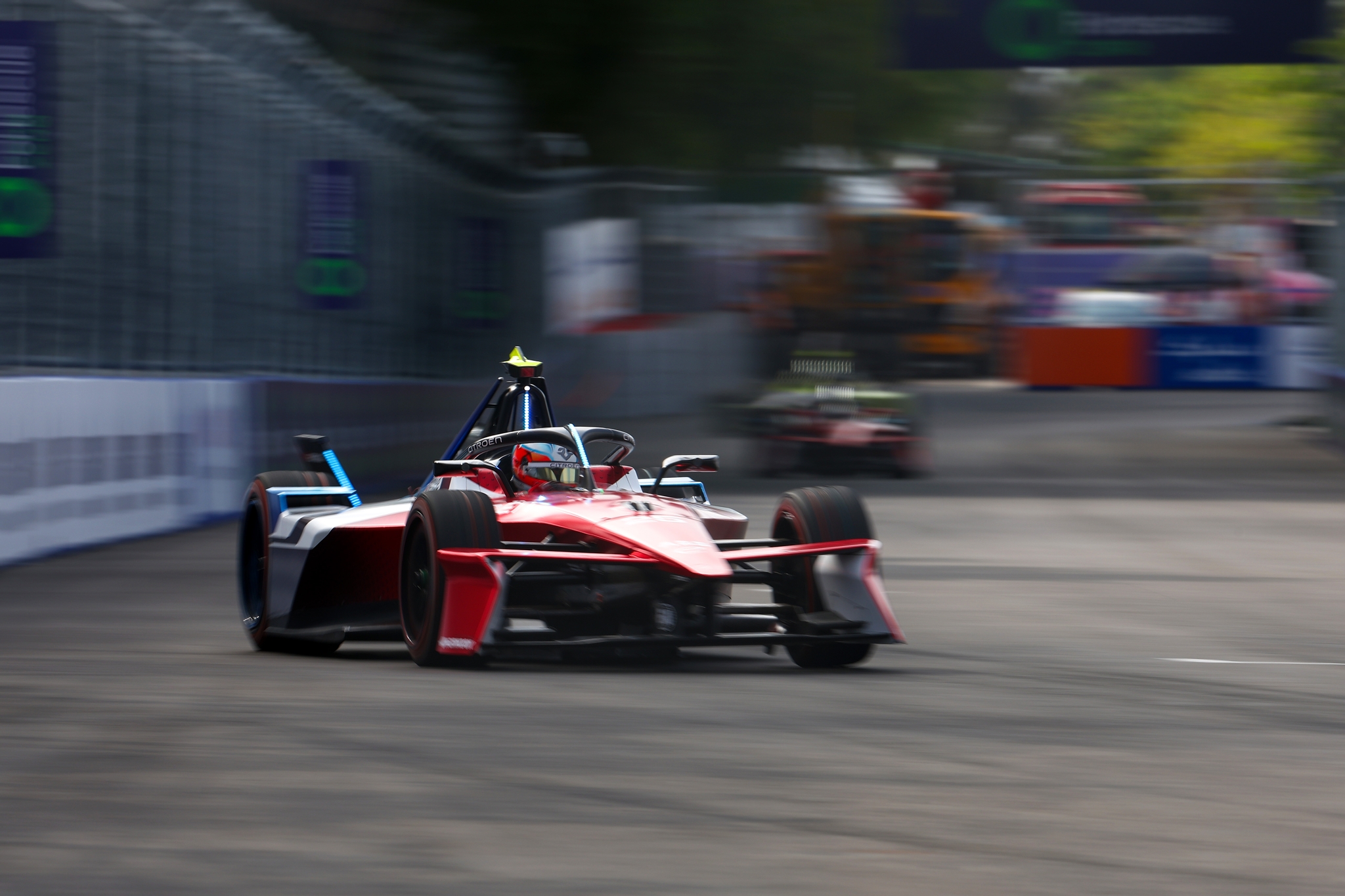Jean-Eric Vergne de Francia pilotando el (25) Citroen Racing e-CX en pis