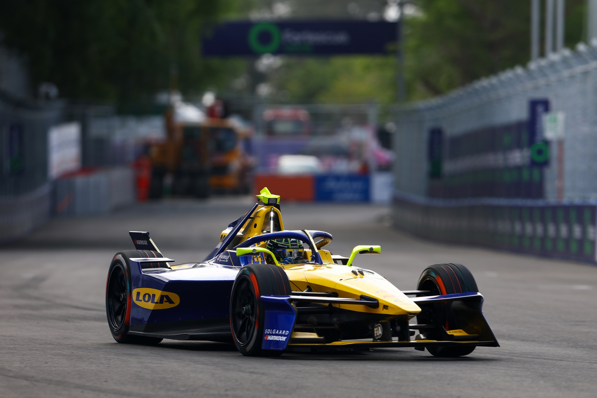 Lucas di Grassi de Brasil pilotando el (11) Lola Yamaha ABT Formula E Te