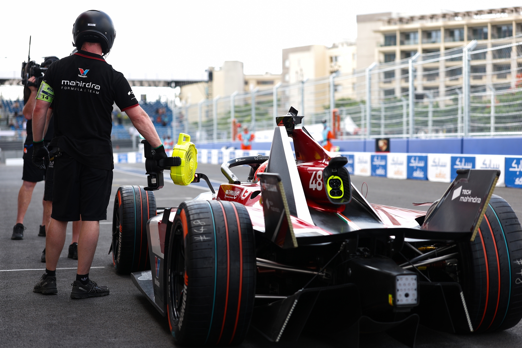 Edoardo Mortara de Suiza pilotando el (48) Mahindra Racing Mahindra M12E