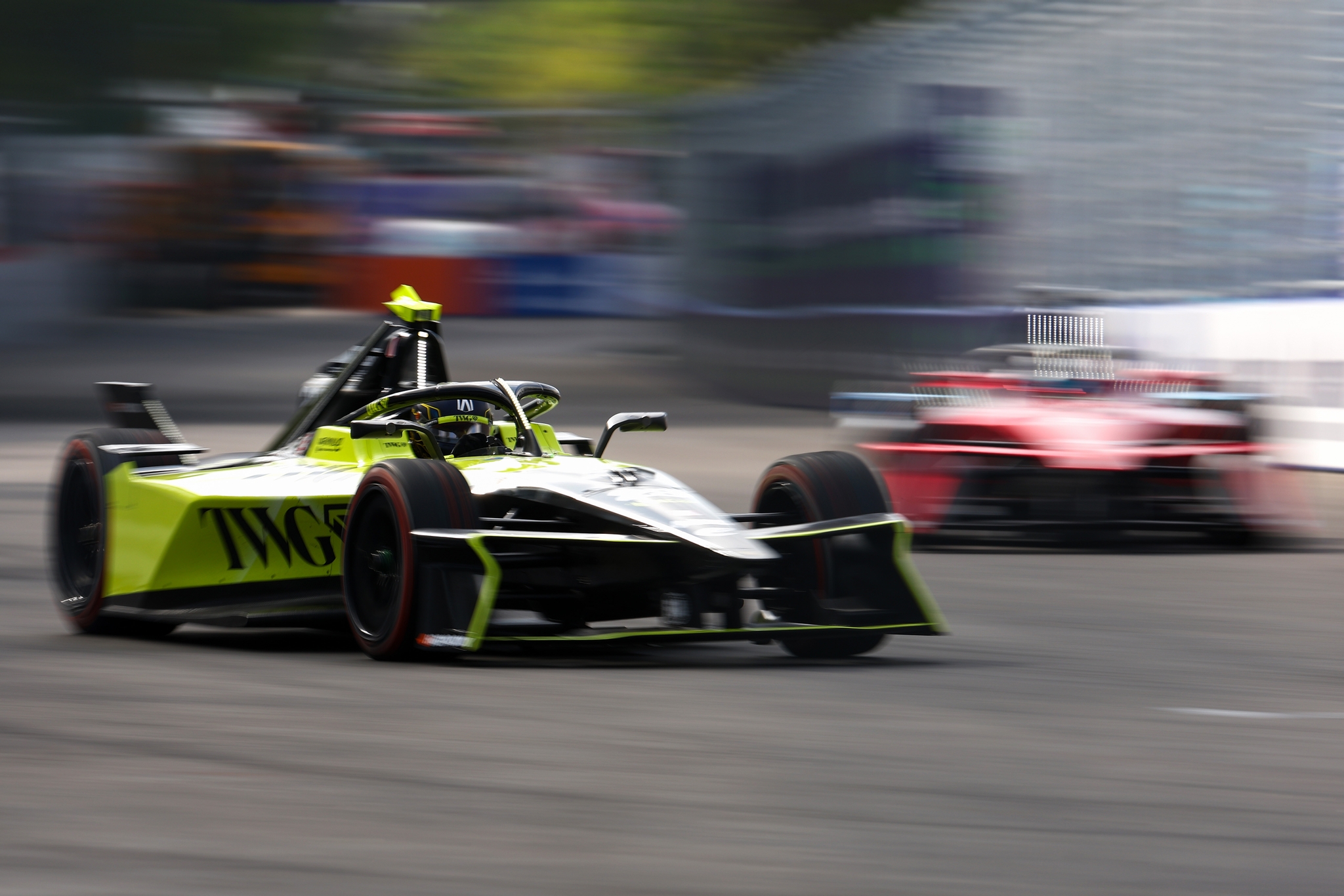 Felipe Drugovich de Brasil pilotando el (28) Andretti Formula E Porsche