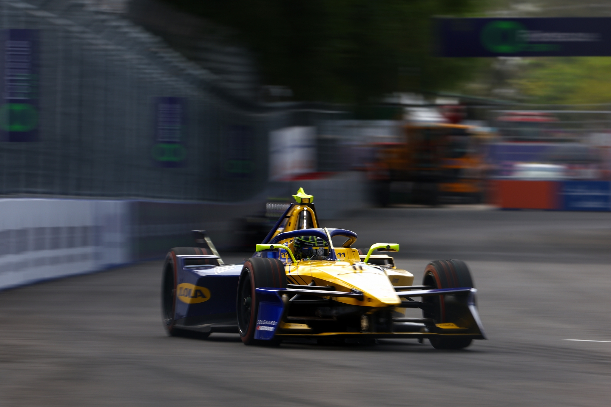 Lucas di Grassi de Brasil pilotando el (11) Lola Yamaha ABT Formula E Te