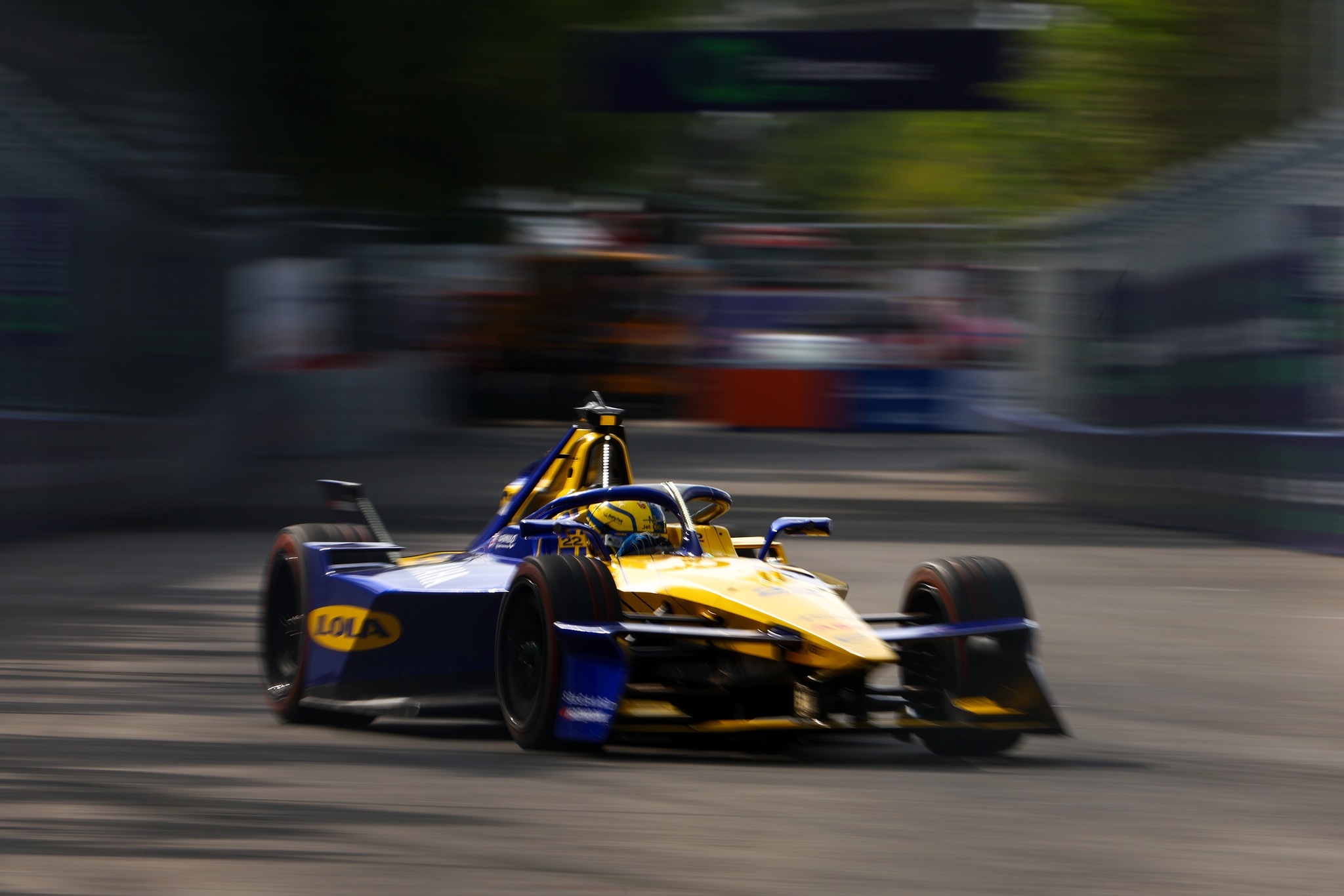 Zane Maloney de Barbados pilotando el (22) Lola Yamaha ABT Formula E Tea