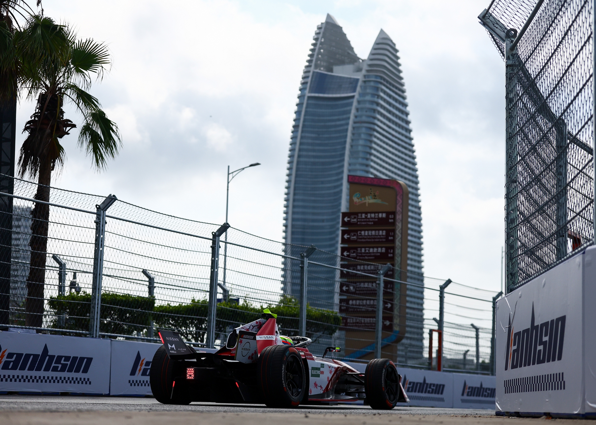 Oliver Rowland de Gran Bretaña pilotando el (1) Nissan Formula E Team Ni