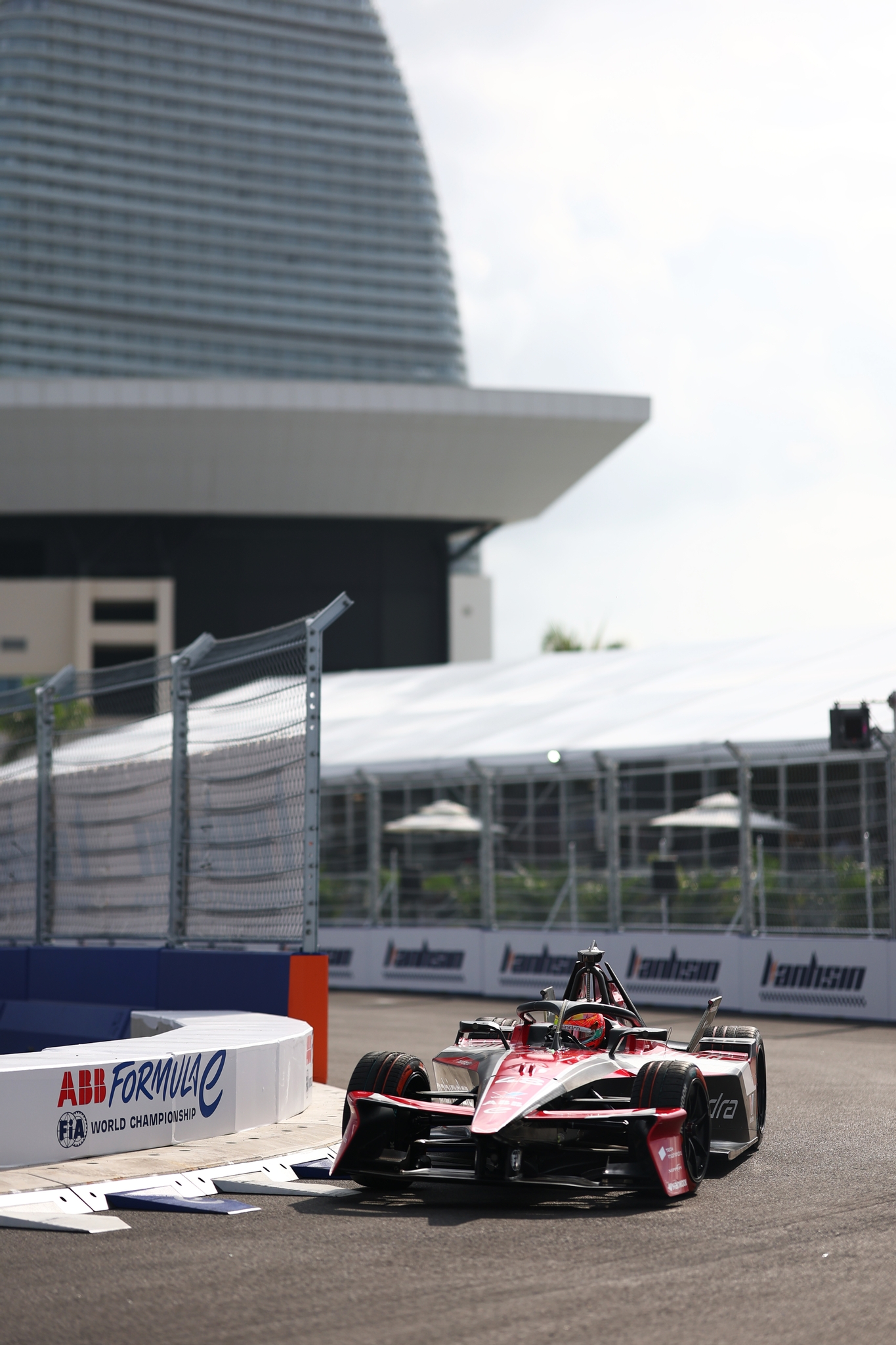 Edoardo Mortara de Suiza pilotando el (48) Mahindra Racing Mahindra M12E