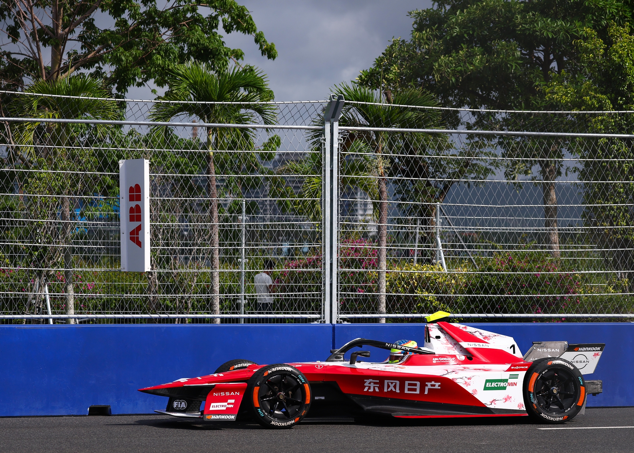 Oliver Rowland de Gran Bretaña pilotando el (1) Nissan Formula E Team Ni