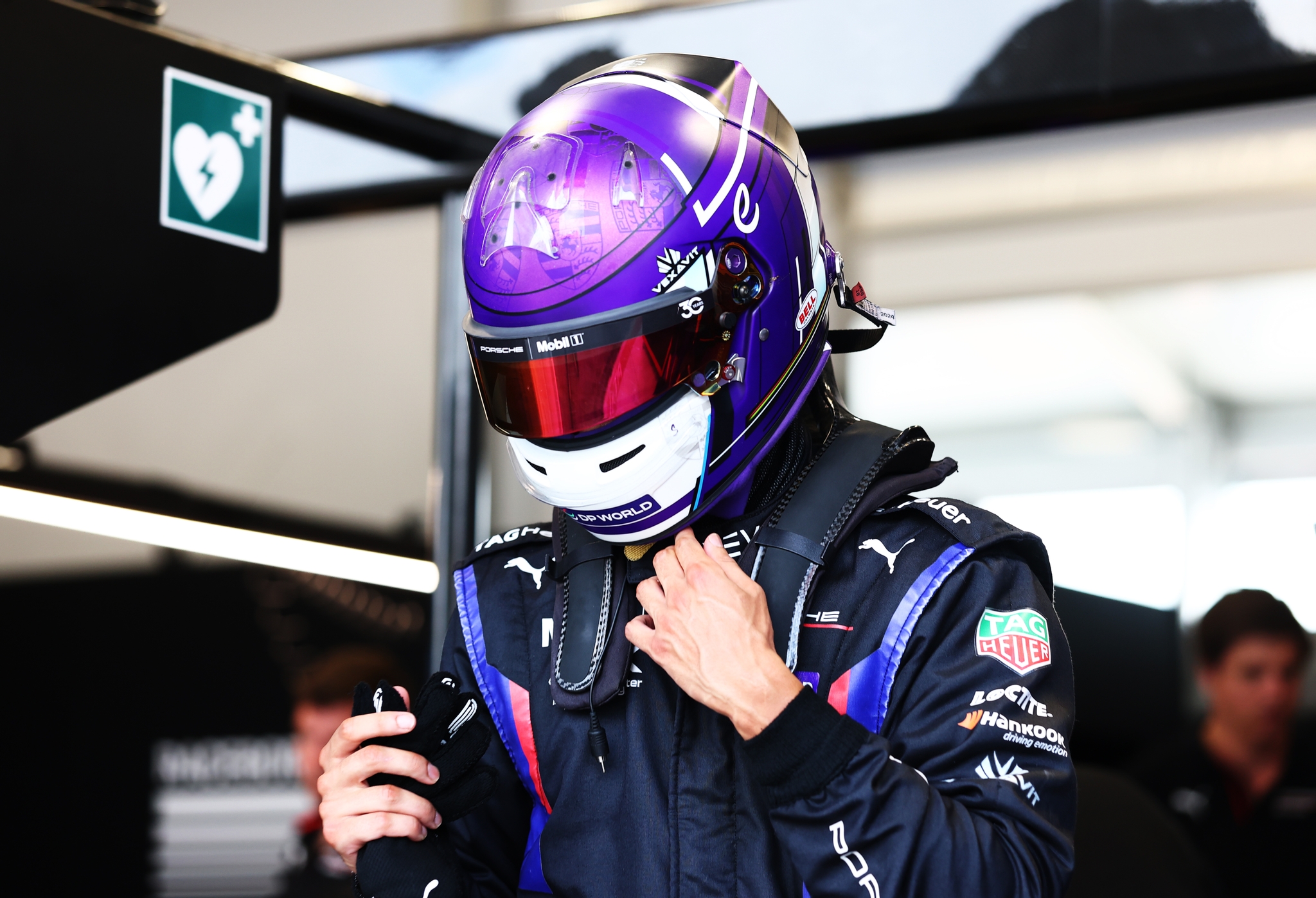 Pascal Wehrlein de Alemania and Porsche Formula E Team looks on in the g
