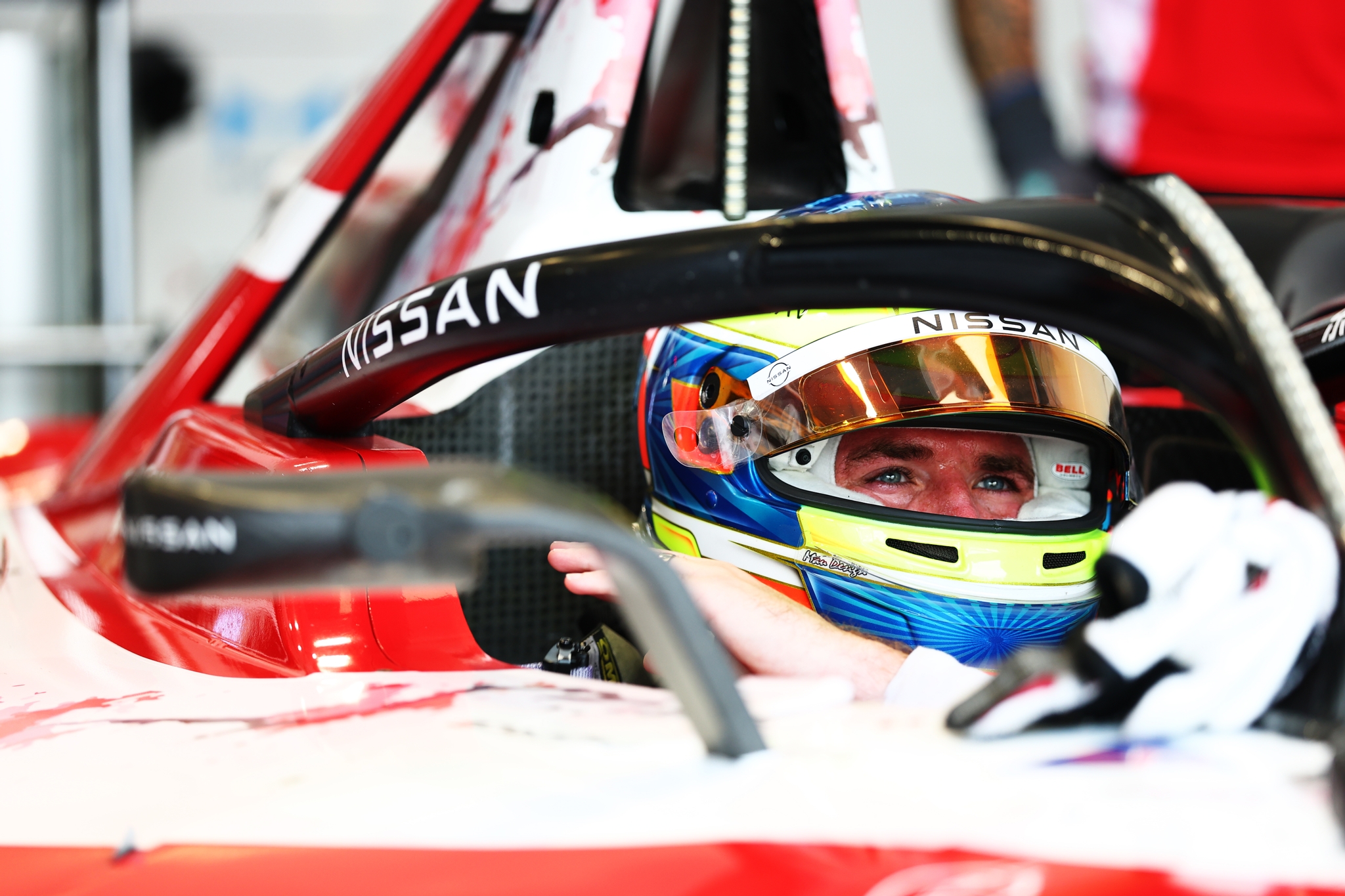 Oliver Rowland de Gran Bretaña and Nissan Formula E Team looks on in the
