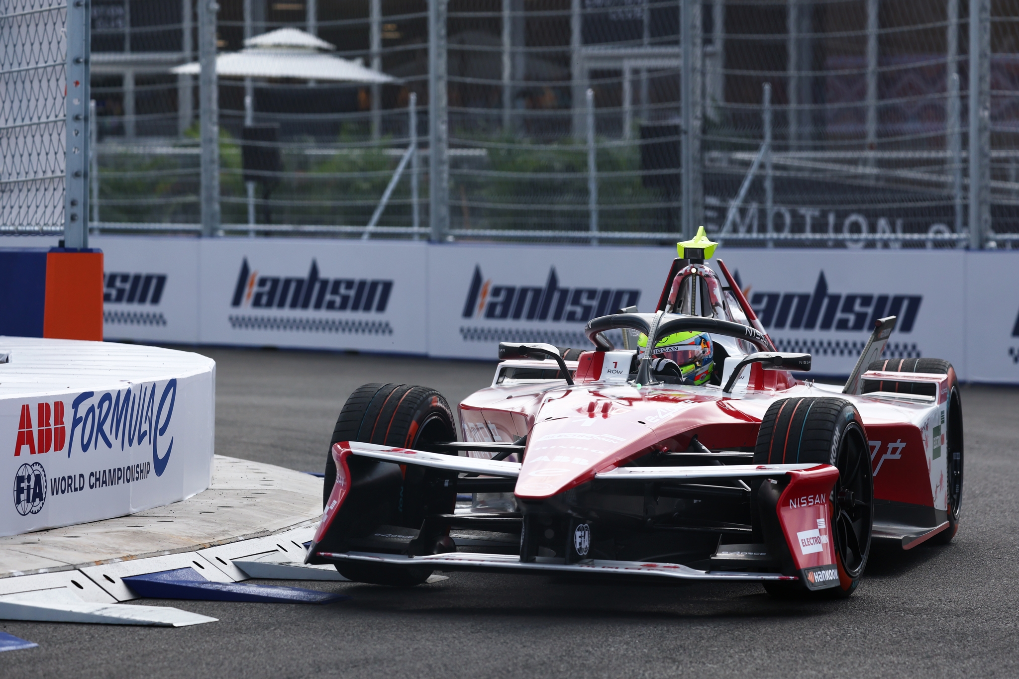 Oliver Rowland de Gran Bretaña pilotando el (1) Nissan Formula E Team Ni
