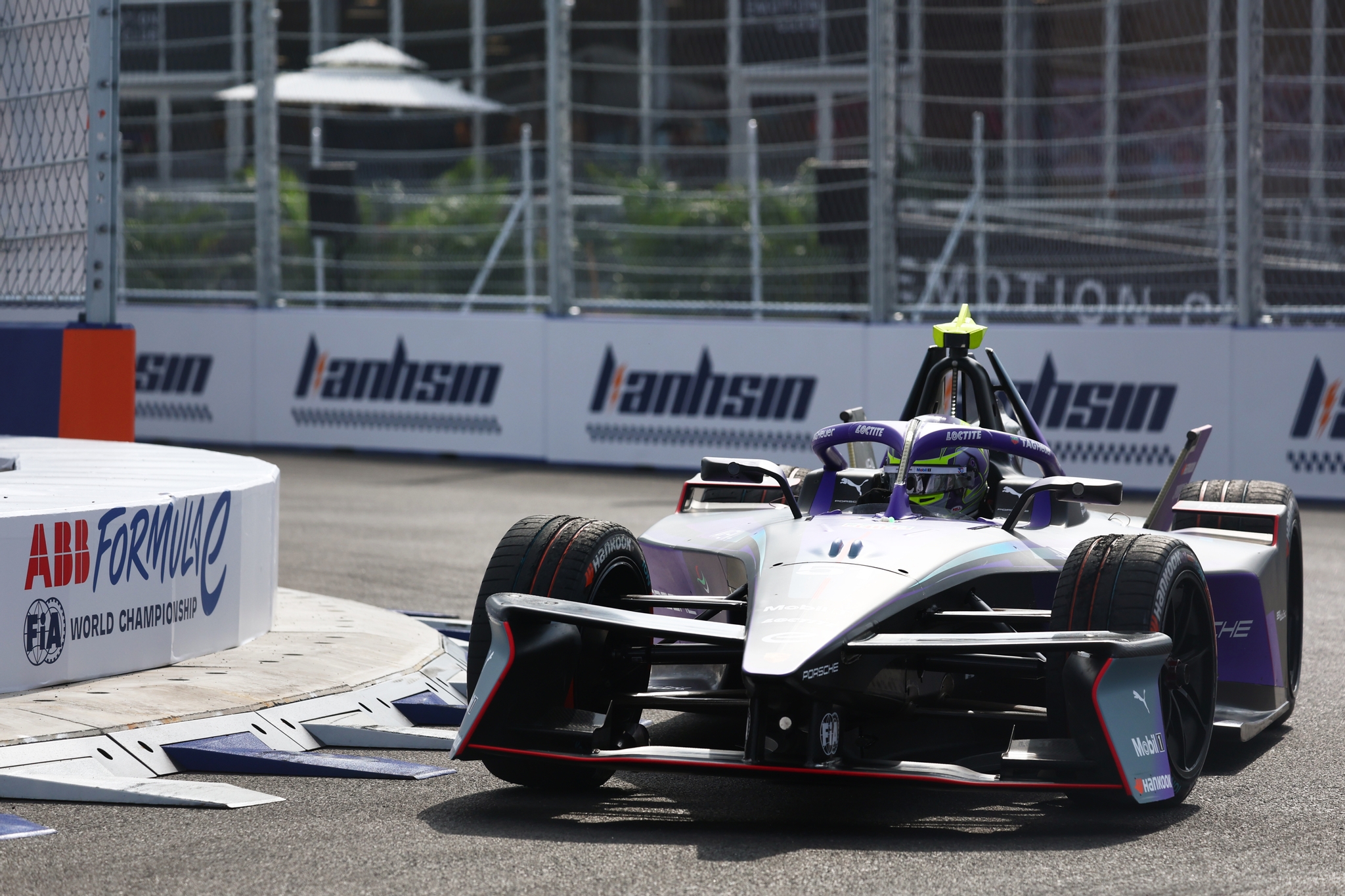 Nico Muller de Suiza pilotando el (51) Porsche Formula E Team Porsche 99