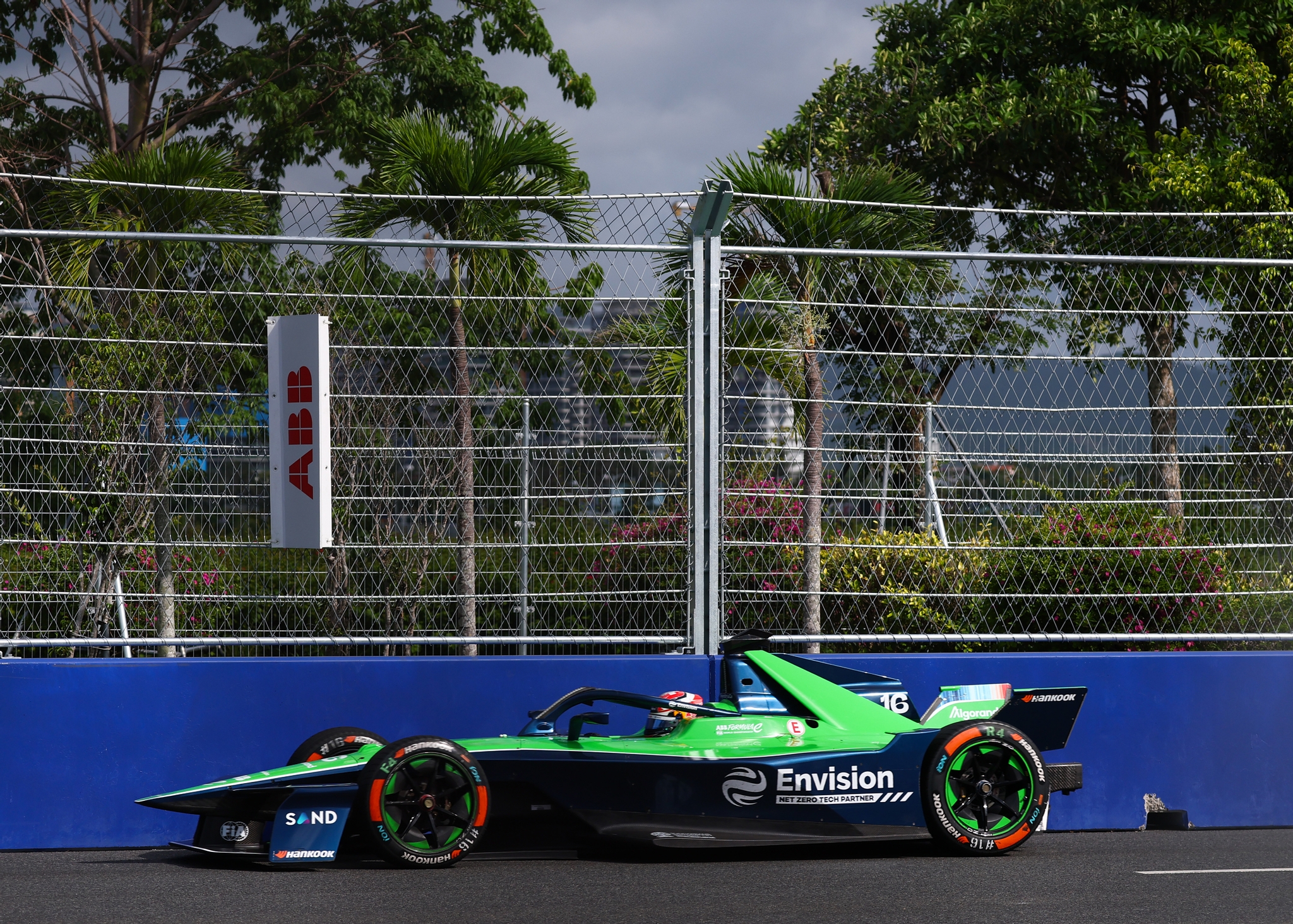 Sebastien Buemi de Suiza pilotando el (16) Envision Racing Jaguar I-TYPE