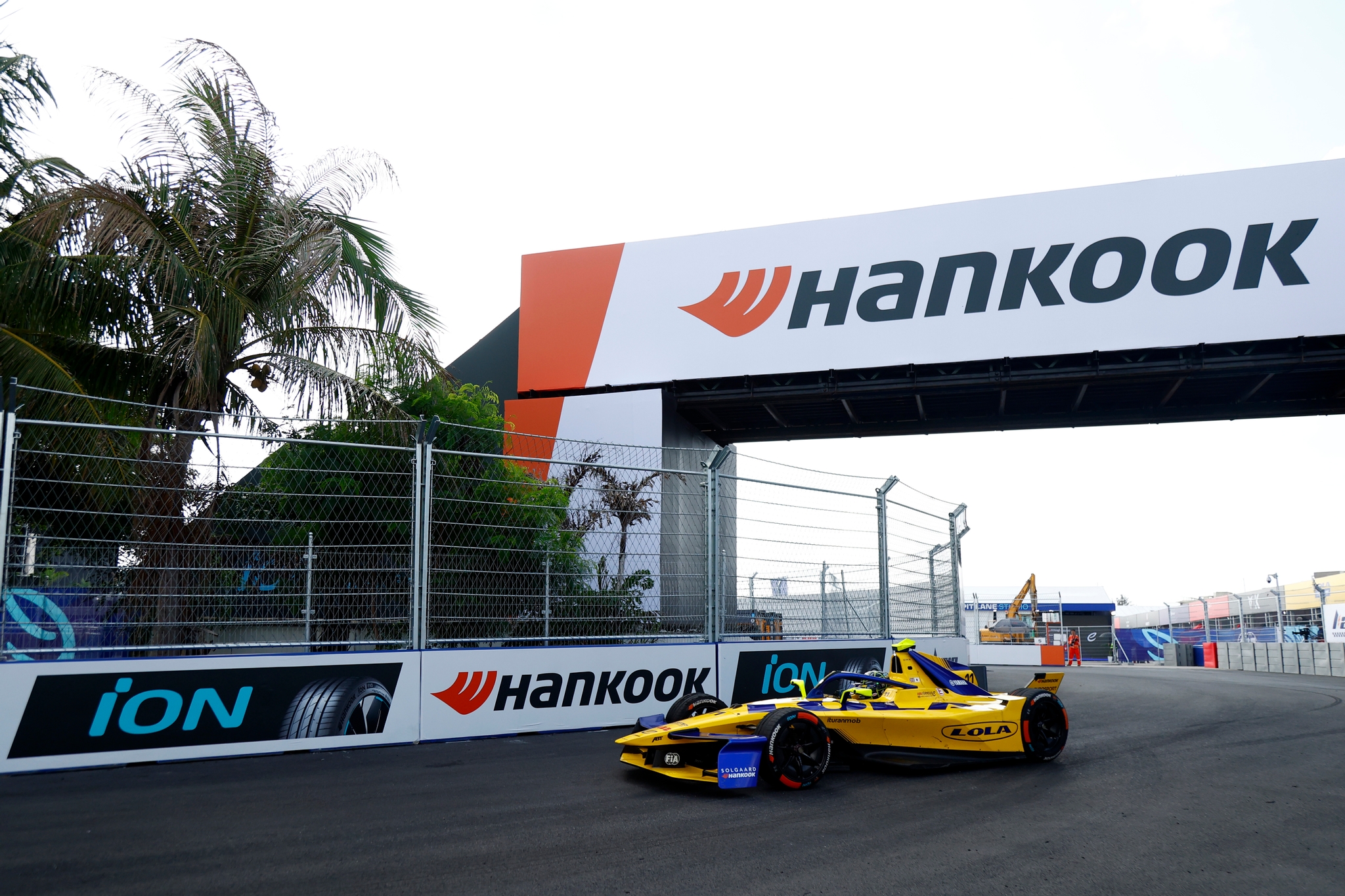Lucas di Grassi de Brasil pilotando el (11) Lola Yamaha ABT Formula E Te
