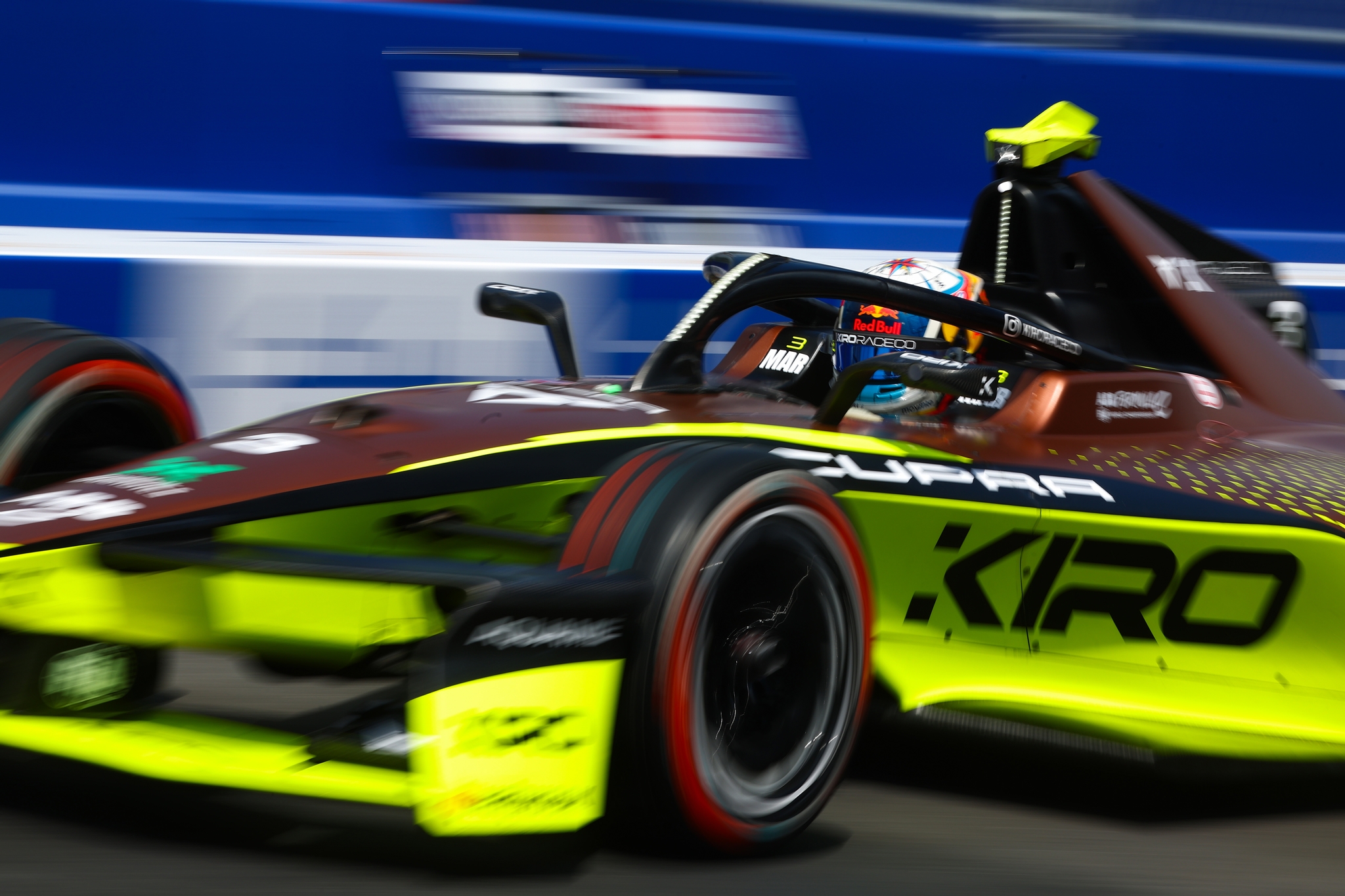 Josep Maria Marti de España pilotando el (3) CUPRA KIRO Porsche 99X Elec