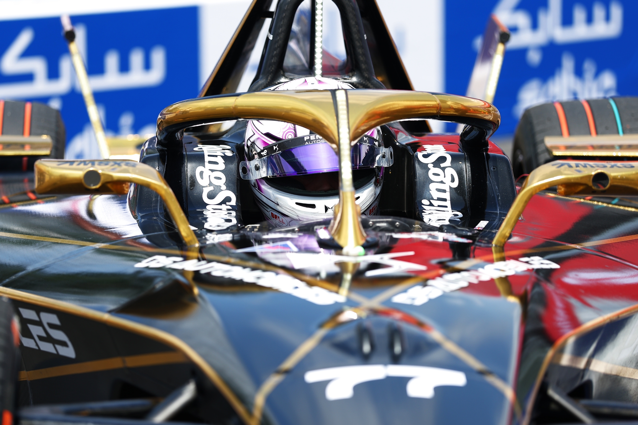 Taylor Barnard de Gran Bretaña pilotando el (77) DS Penske DS E-Tense FE