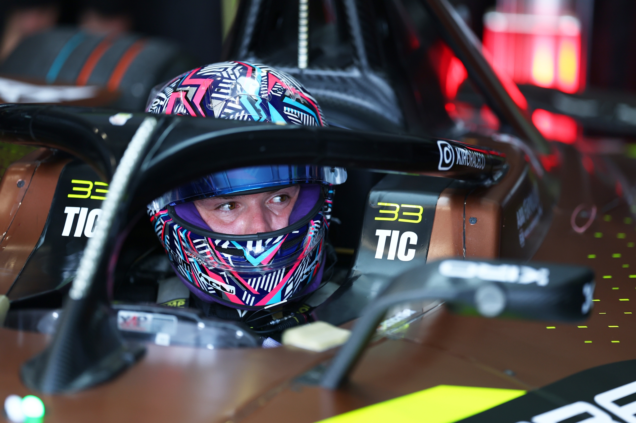 Dan Ticktum de Gran Bretaña and CUPRA KIRO looks on in the garage during
