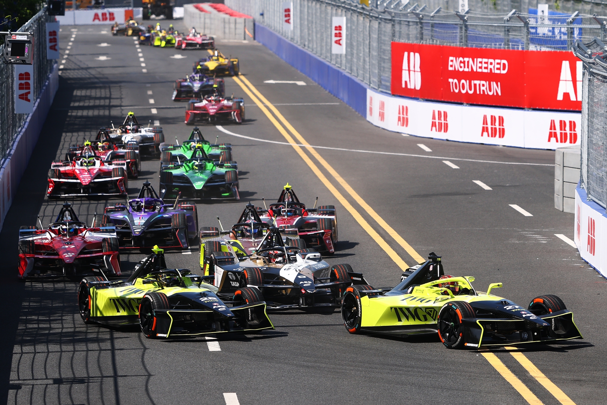 Jake Dennis de Gran Bretaña pilotando el (27) Andretti Formula E Porsche