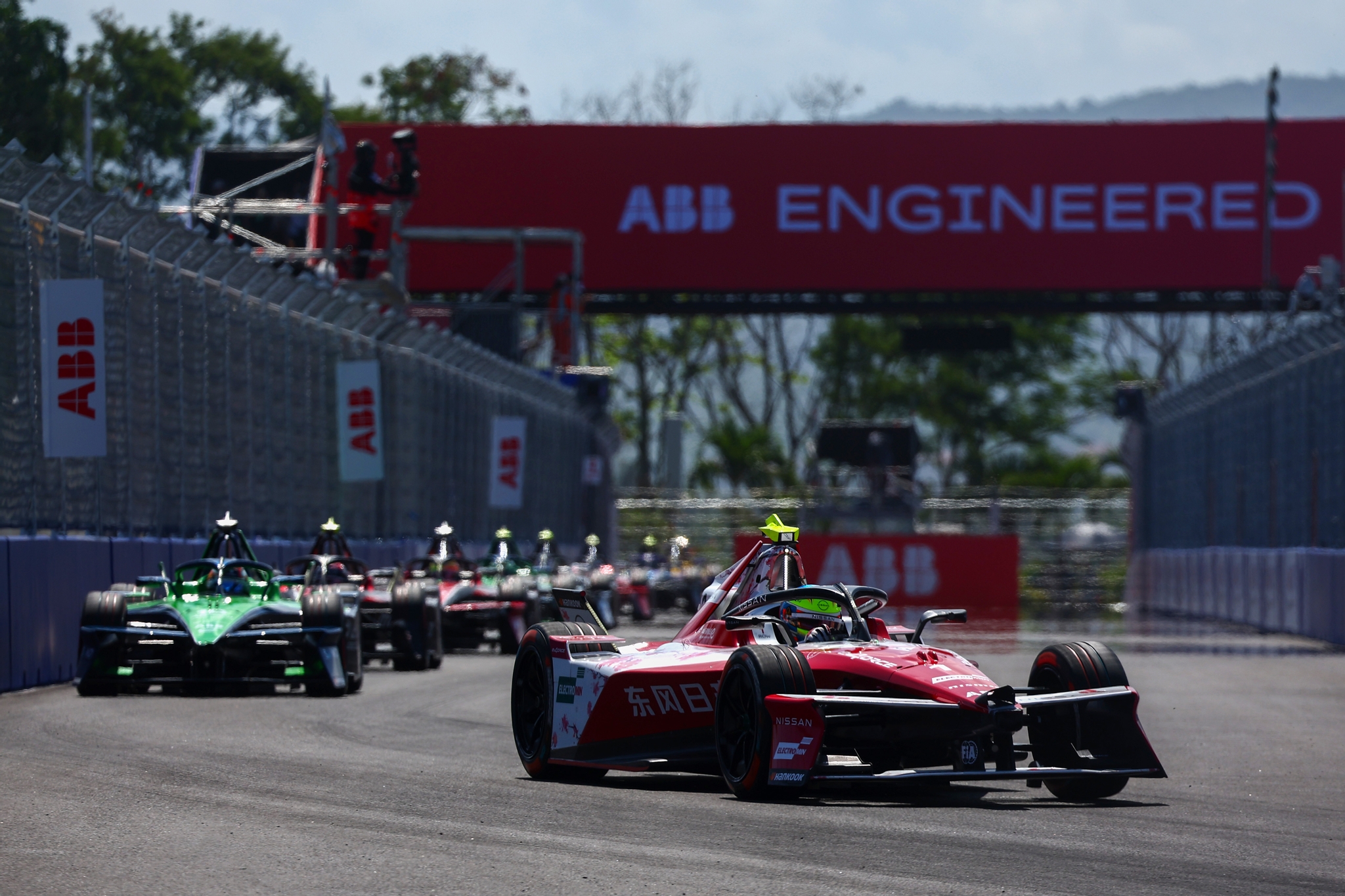 Oliver Rowland de Gran Bretaña pilotando el (1) Nissan Formula E Team Ni