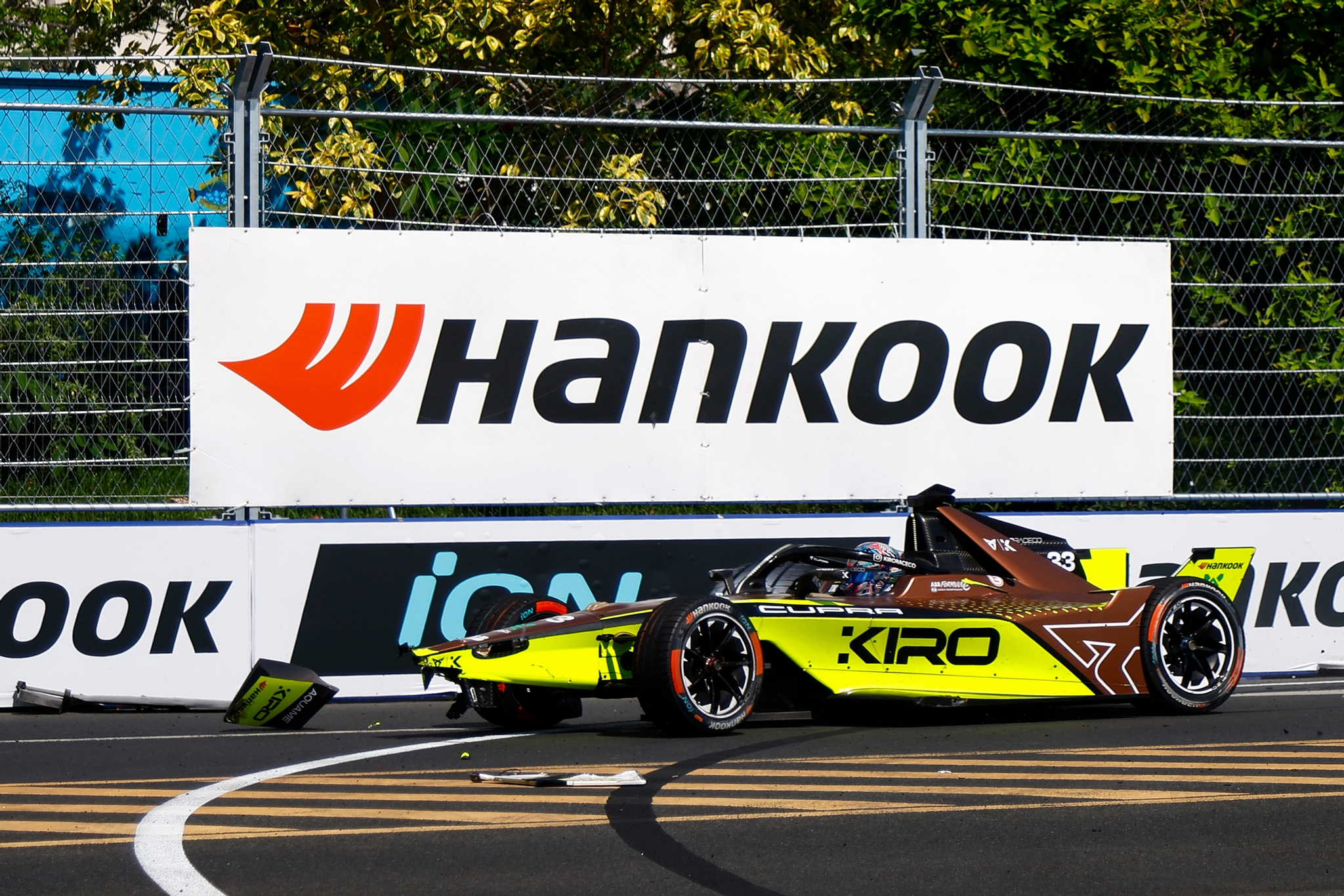 Dan Ticktum de Gran Bretaña pilotando el (33) CUPRA KIRO Porsche 99X Ele