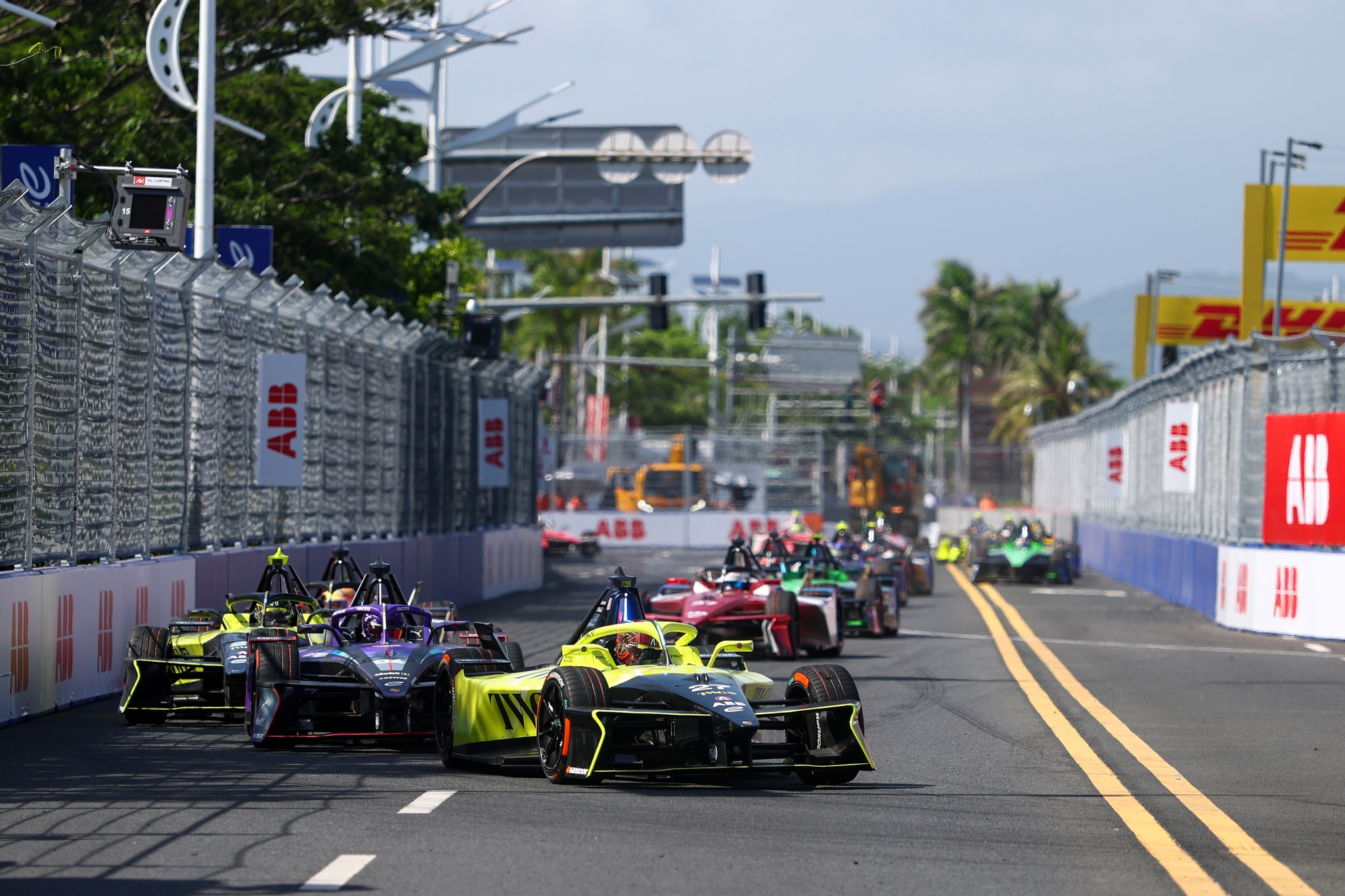 Jake Dennis de Gran Bretaña pilotando el (27) Andretti Formula E Porsche