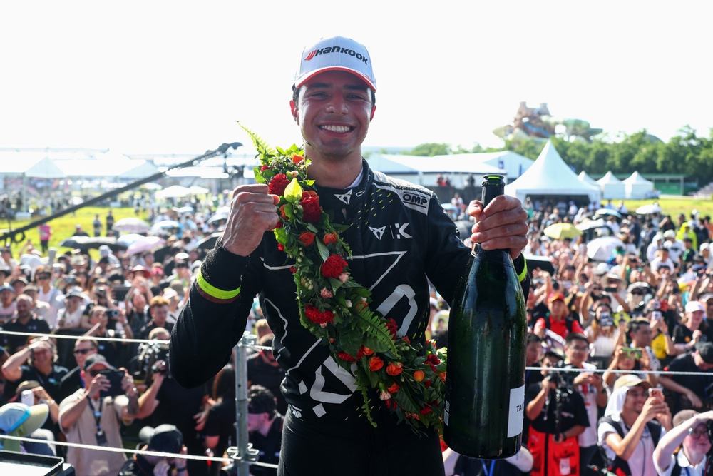 Josep Maria Martí, de España, tercer clasificado, y CUPRA KIRO celebran en el podio durante el Sanya E-Prix, Ronda 11 de