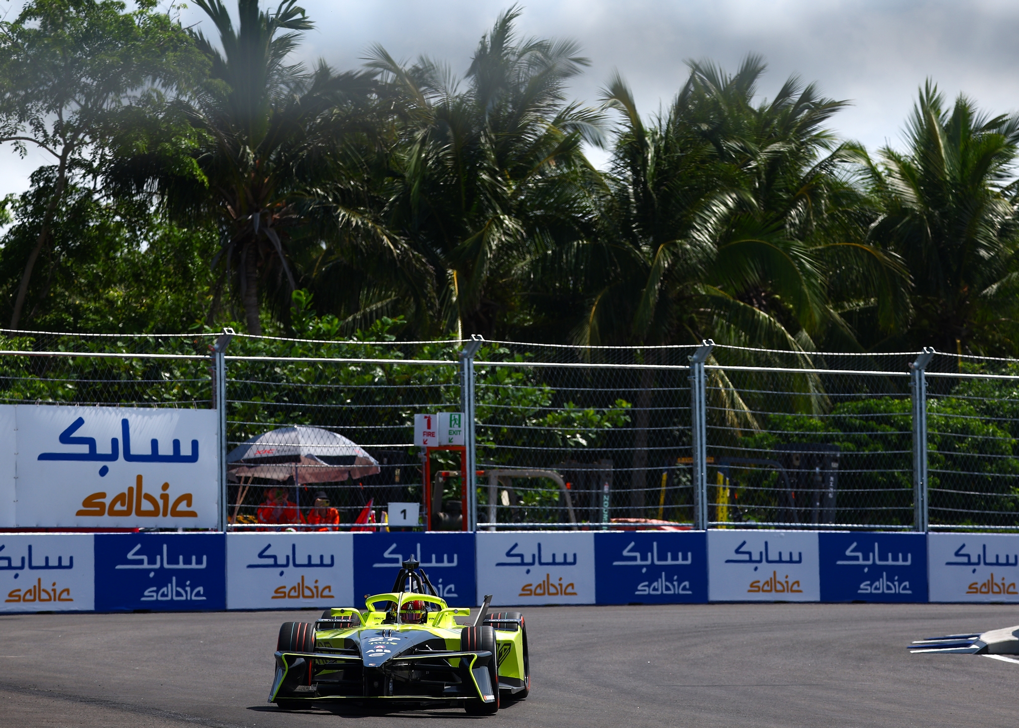 Jake Dennis de Gran Bretaña pilotando el (27) Andretti Formula E Porsche
