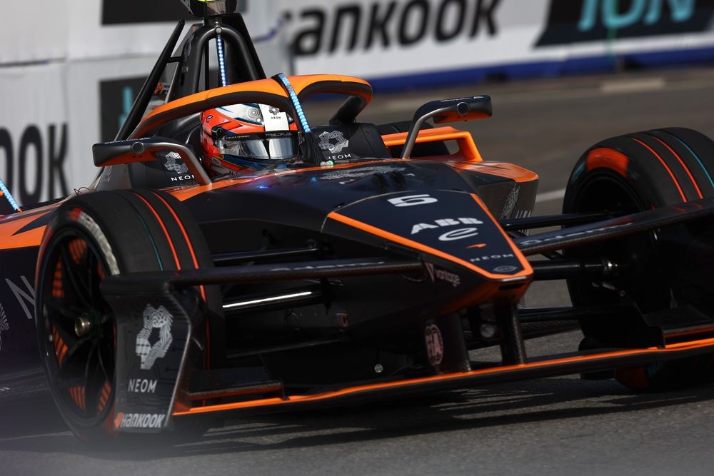 SAO PAULO, BRASIL - 7 de diciembre: Taylor Barnard de Gran Bretaña pilotando el NEOM McLaren Formula E Team Nissan e-4OR