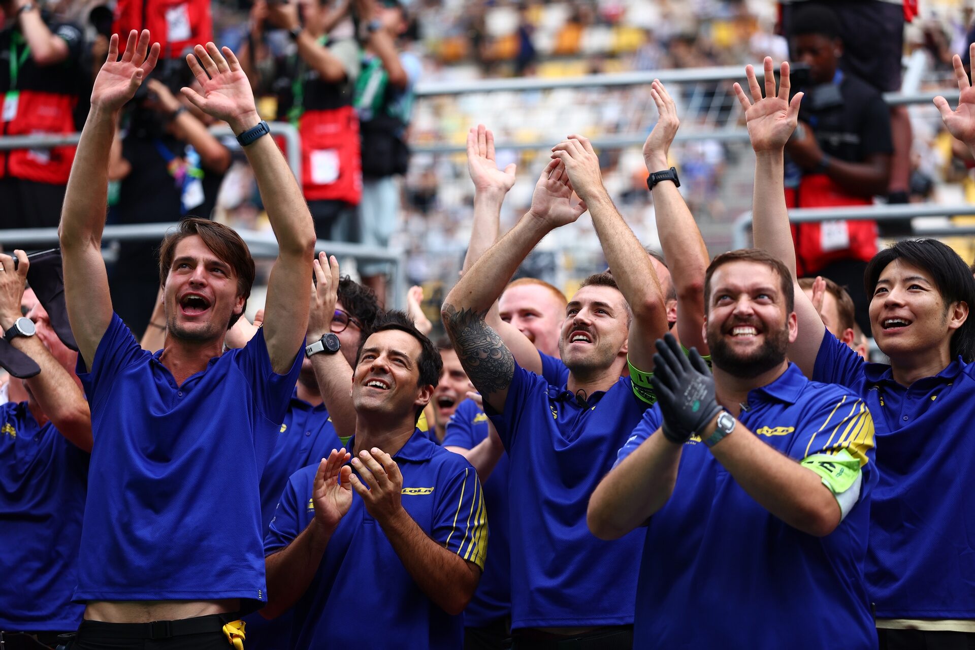 Los miembros del equipo Lola Yamaha ABT Formula E celebran en el parque cerrado durante el Shanghai E-Prix, Ronda 13 