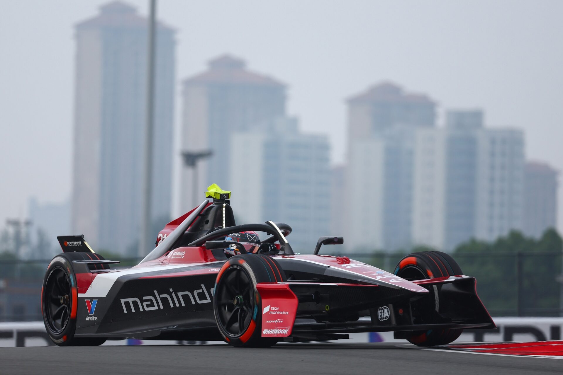 Nyck de Vries de los Países Bajos pilotando el (21) Mahindra Racing Mahindra M12Electro en pista dur