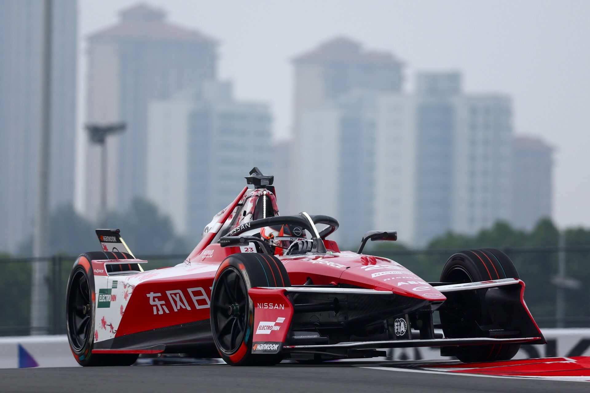 Norman Nato de Francia pilotando el (23) Nissan Formula E Team Nissan e-4ORCE 05 en pista durante la