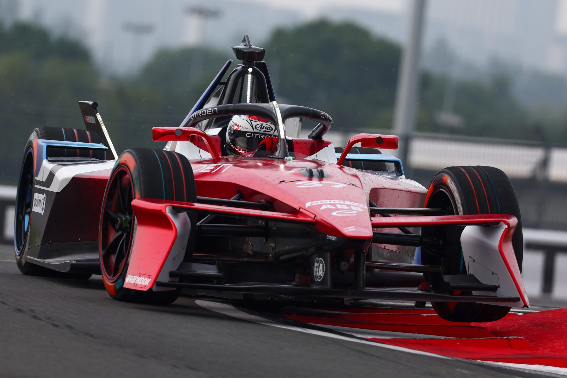 Nick Cassidy de Nueva Zelanda pilotando el (37) Citroen Racing e-CX en pista durante la sesión de en
