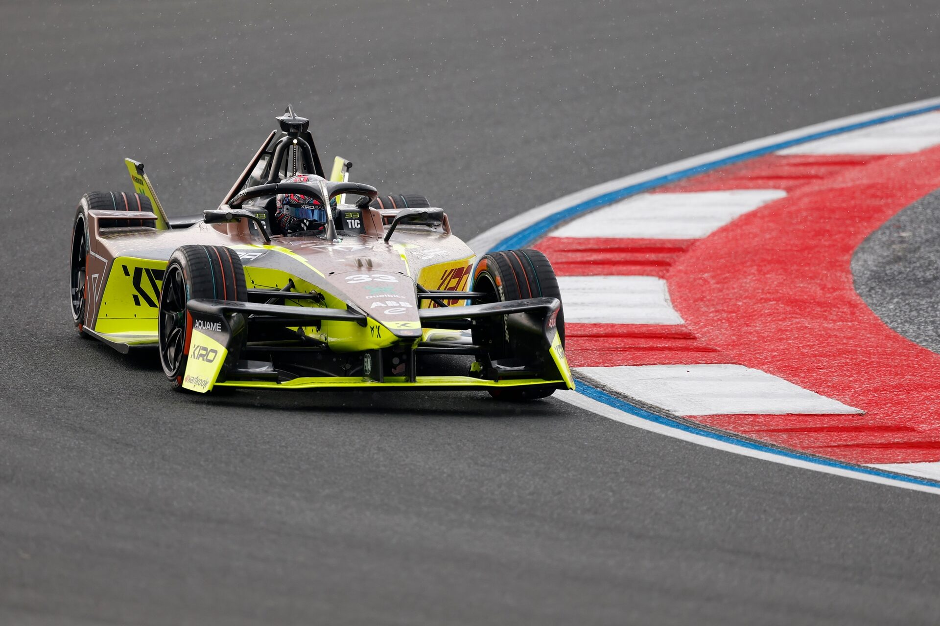 Dan Ticktum de Gran Bretaña pilotando el (33) CUPRA KIRO Porsche 99X Electric WCG3 en pista durante 