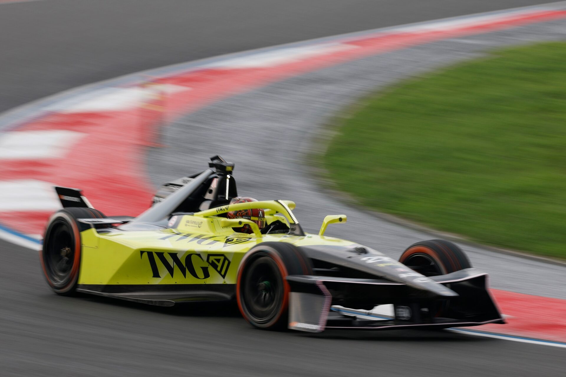 Jake Dennis de Gran Bretaña pilotando el (27) Andretti Formula E Porsche 99X Electric en pista duran