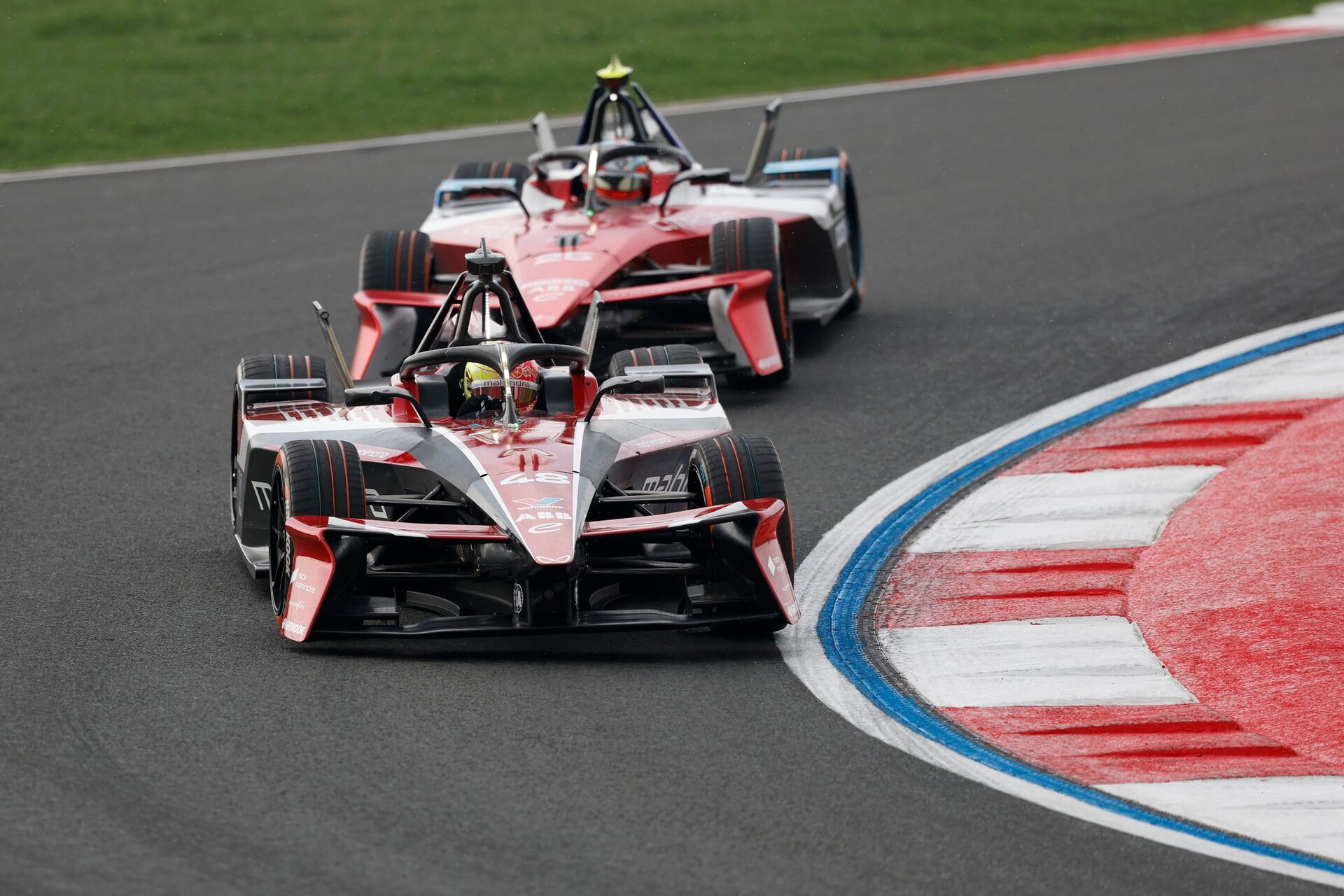 Edoardo Mortara de Suiza pilotando el (48) Mahindra Racing Mahindra M12Electro en pista durante la s