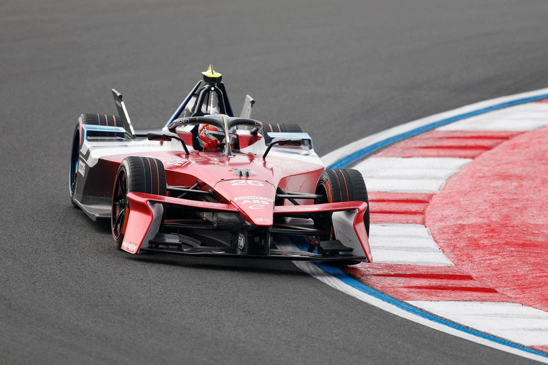 Jean-Eric Vergne de Francia pilotando el (25) Citroen Racing e-CX en pista durante la sesión de entr