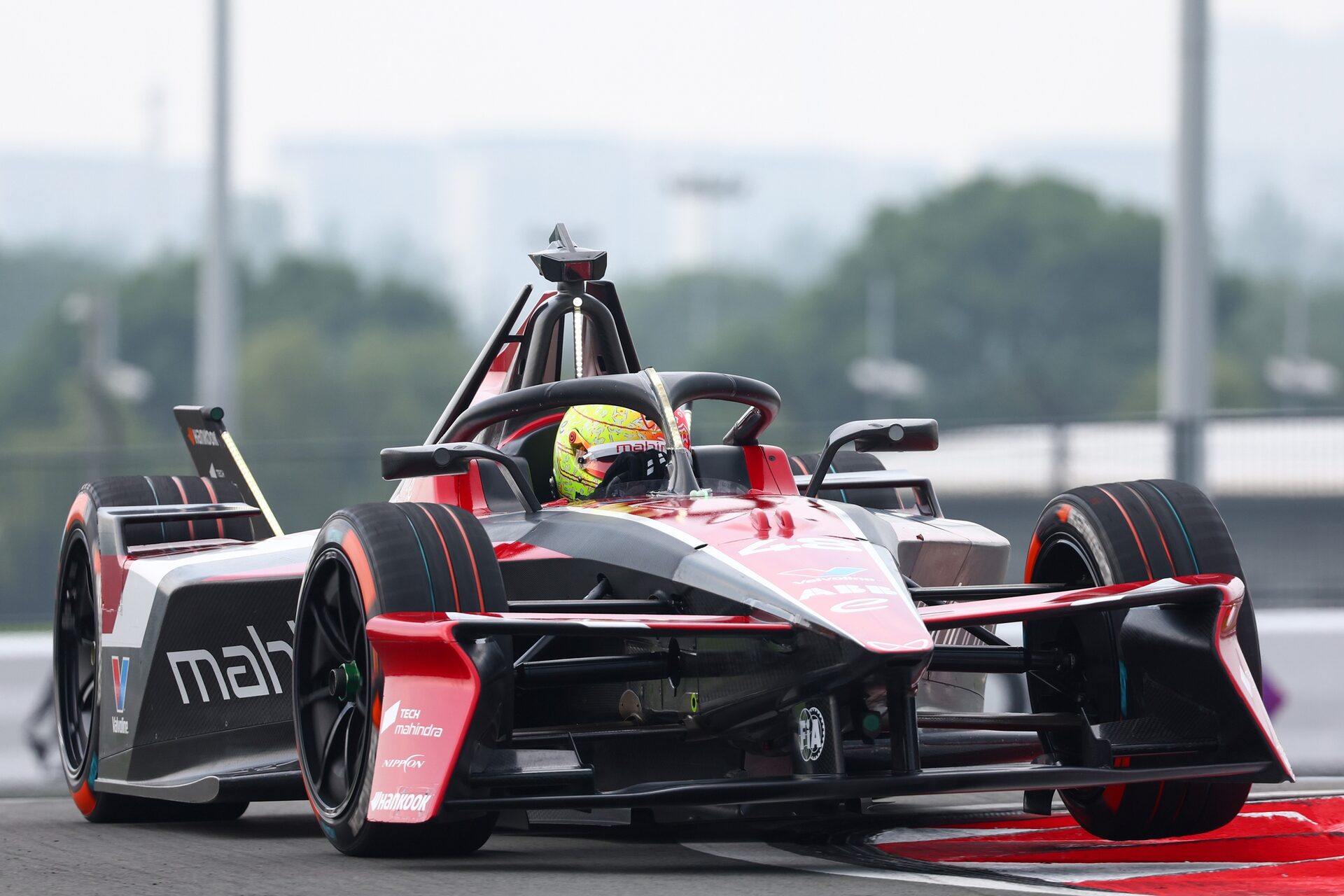 Edoardo Mortara de Suiza pilotando el (48) Mahindra Racing Mahindra M12Electro en pista durante la s