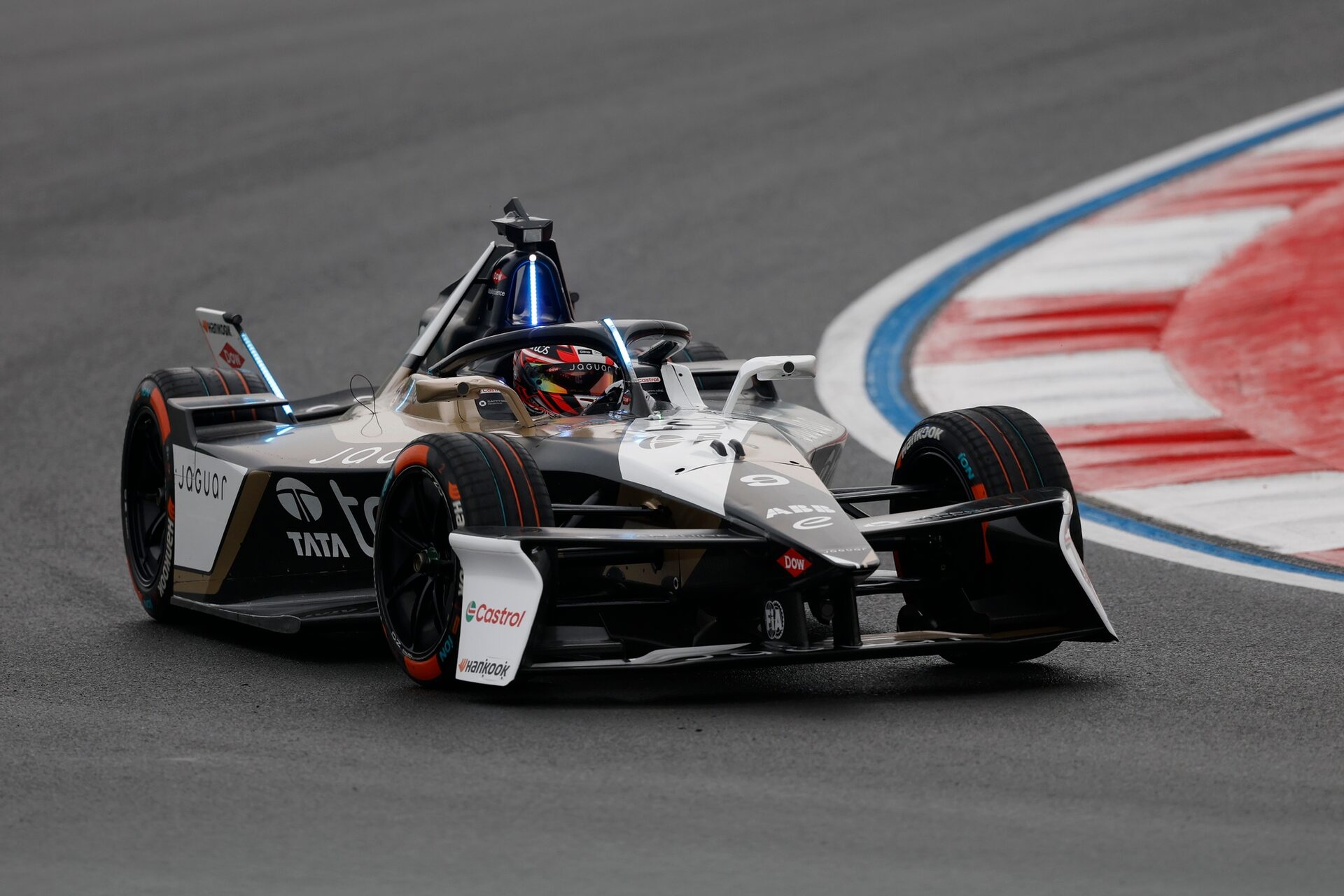 Mitch Evans de Nueva Zelanda pilotando el (9) Jaguar TCS Racing Jaguar I-TYPE 7 en pista durante la 
