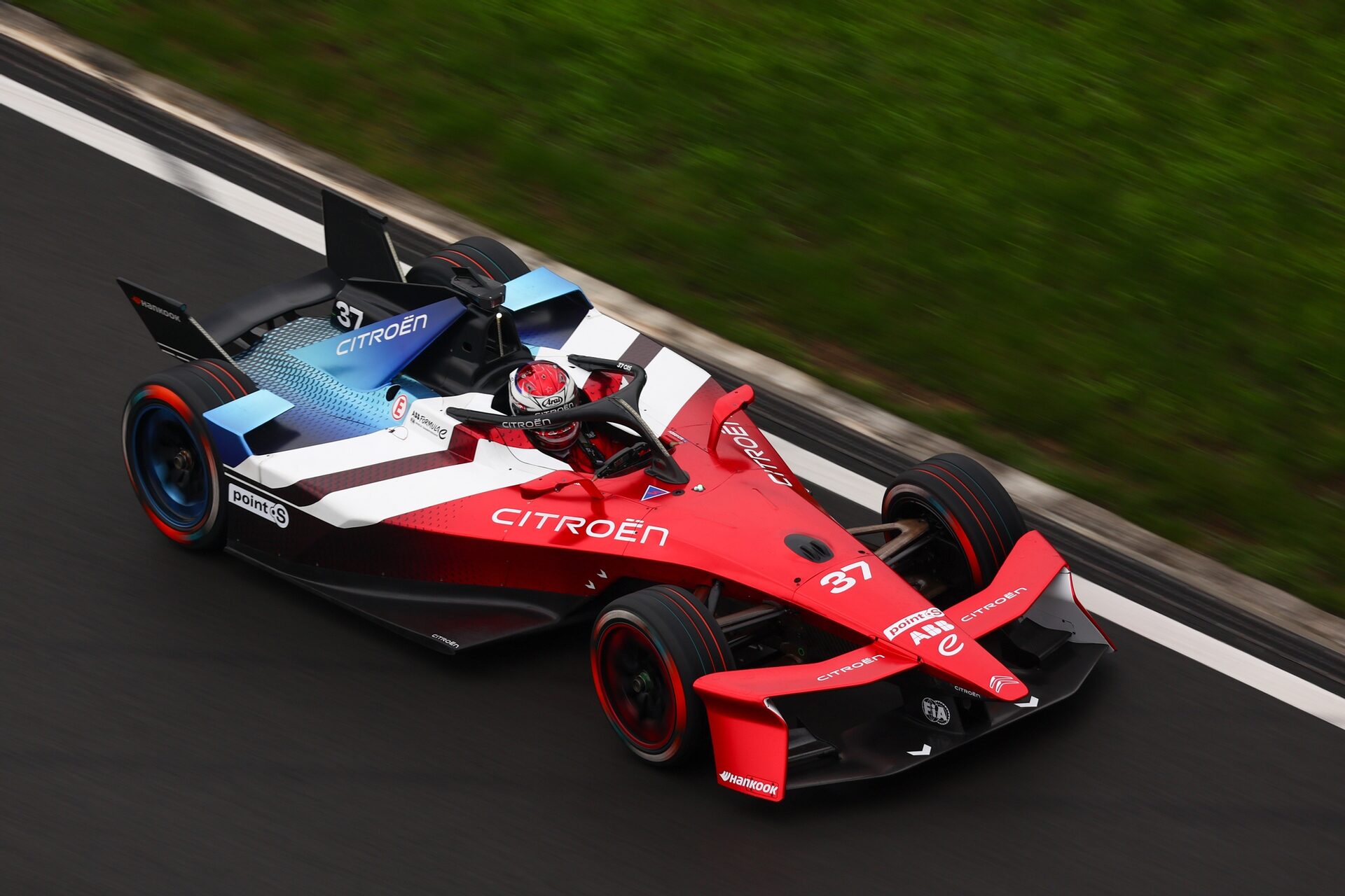 Nick Cassidy de Nueva Zelanda pilotando el (37) Citroen Racing e-CX en pista durante la sesión de en