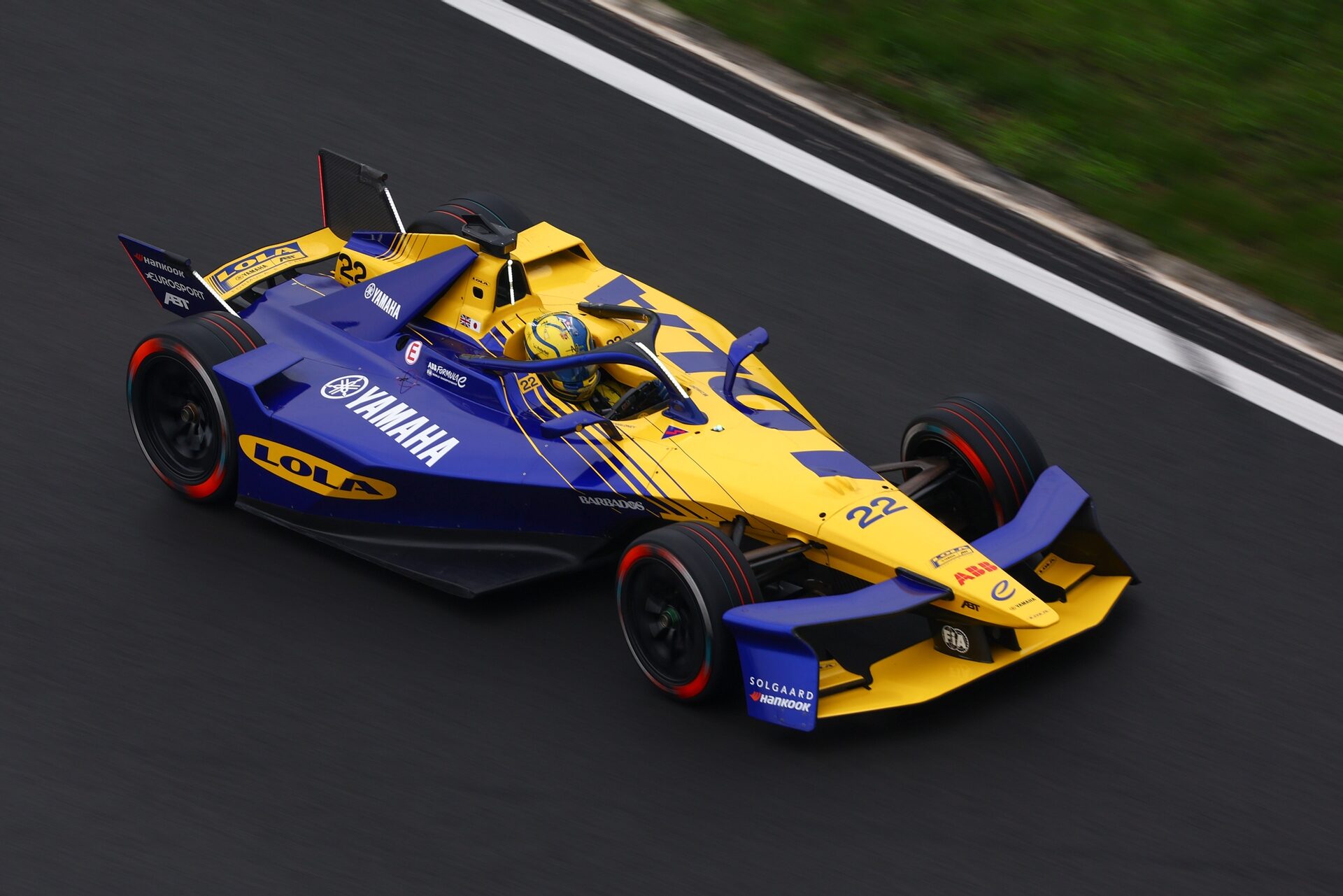Zane Maloney de Barbados pilotando el (22) Lola Yamaha ABT Formula E Team Lola-Yamaha T001 en pista 